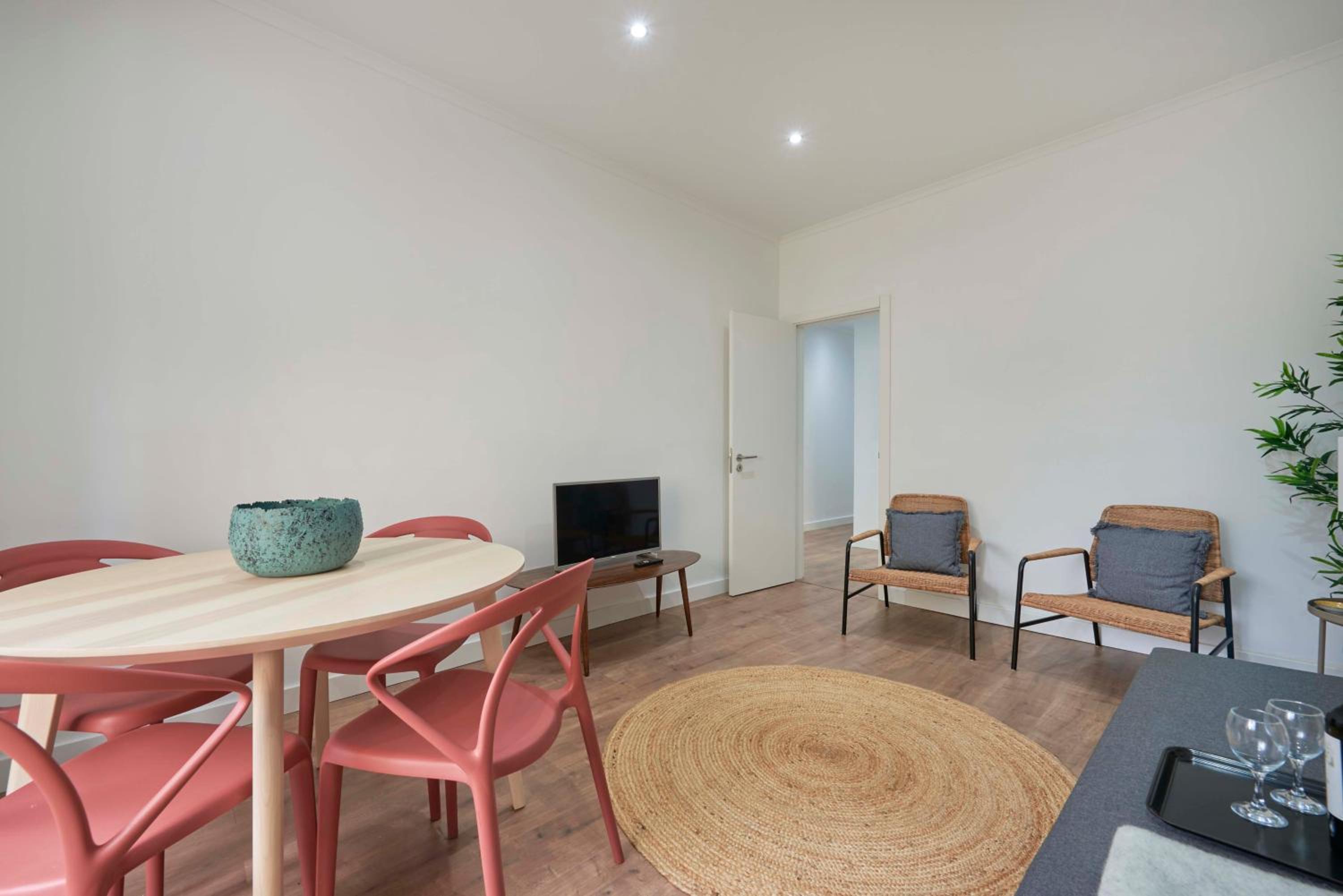 Spacious & Light-Filled 4BR Apartment By TimeColer - Image 2