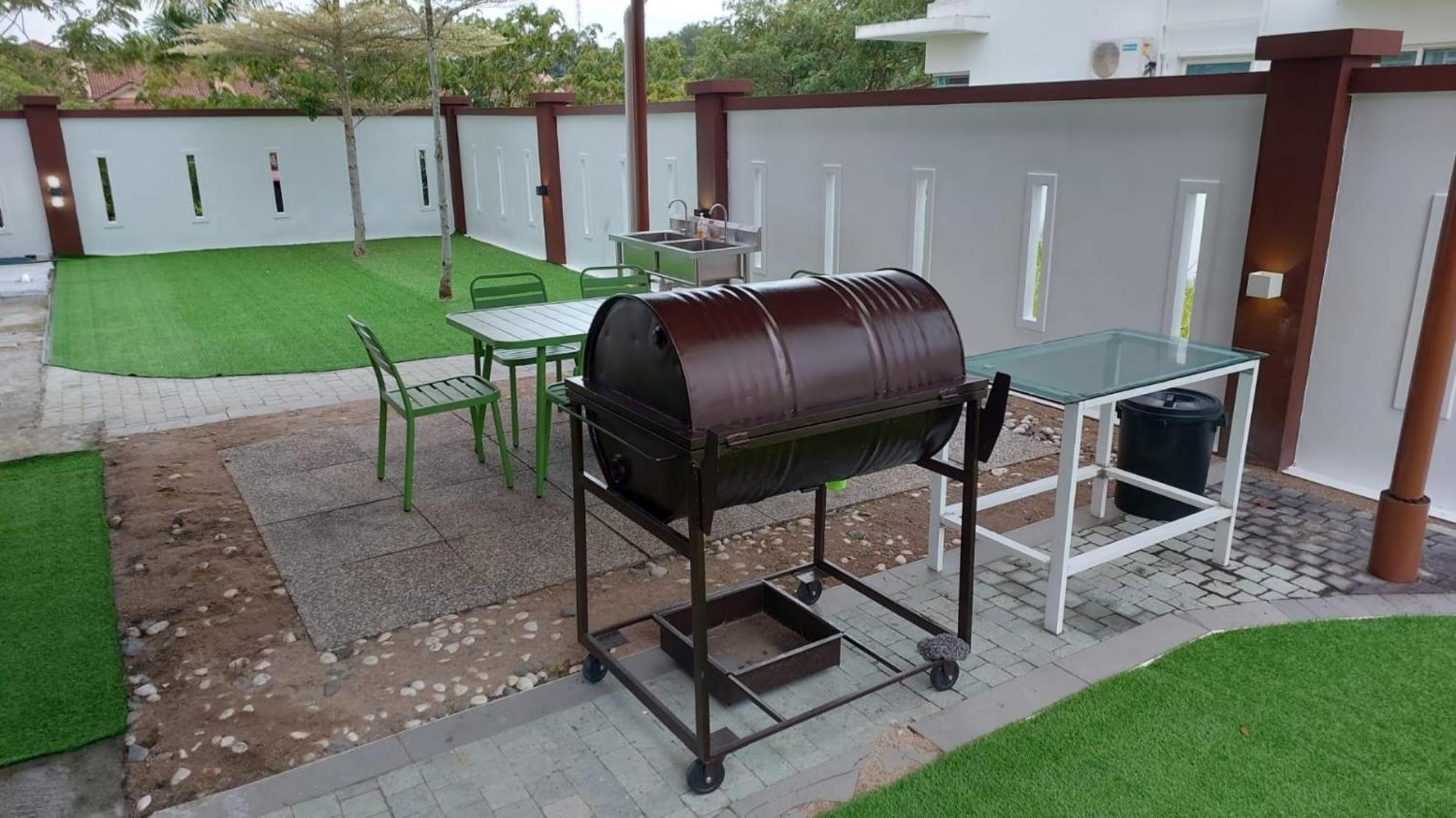 Desaru Brown House Pool-Mahjong-Table Tennis-KTV-BBQ-Disney-Netflix-Home Theatre