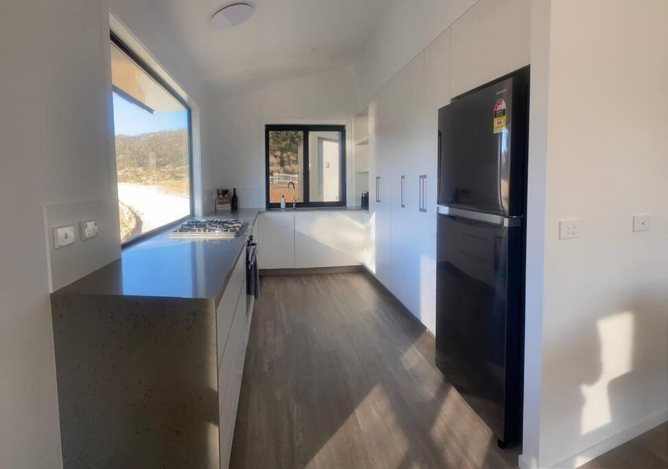 Jindabyne House 1, Modern 3 bedroom home, lake & mountain views with fireplace