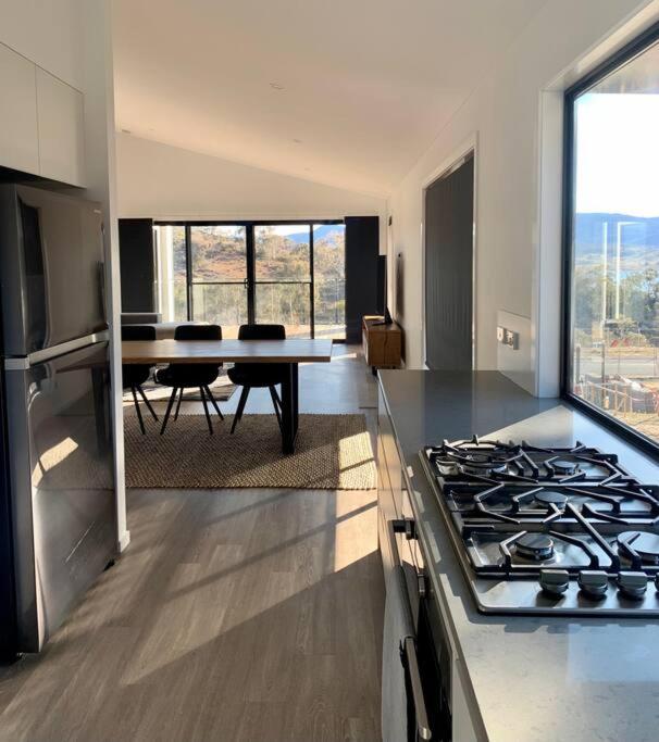 Jindabyne House 1, Modern 3 bedroom home, lake & mountain views with fireplace