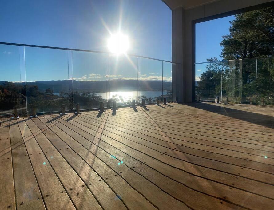 Jindabyne House 1, Modern 3 bedroom home, lake & mountain views with fireplace