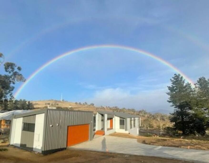 Jindabyne House 1, Modern 3 bedroom home, lake & mountain views with fireplace