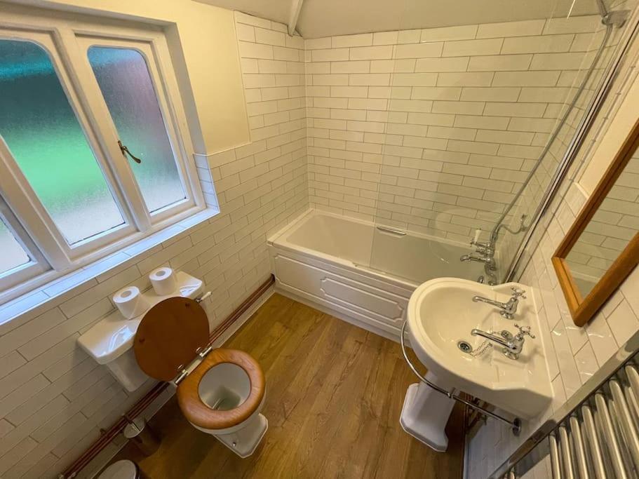 Historic 2 bed gatehouse in private parkland view 3