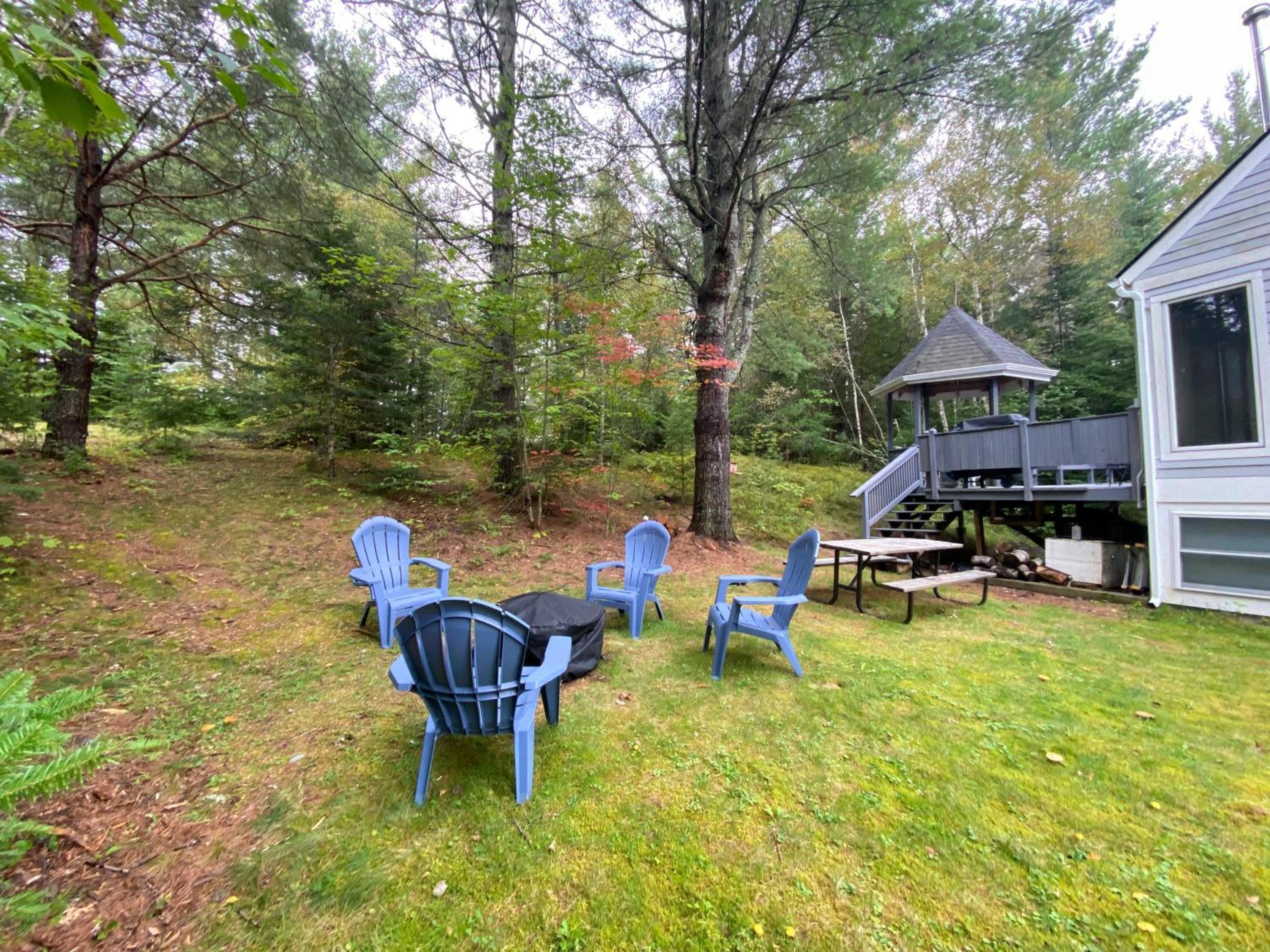 43TV peaceful mountain retreat fireplace firepit large yard WiFi