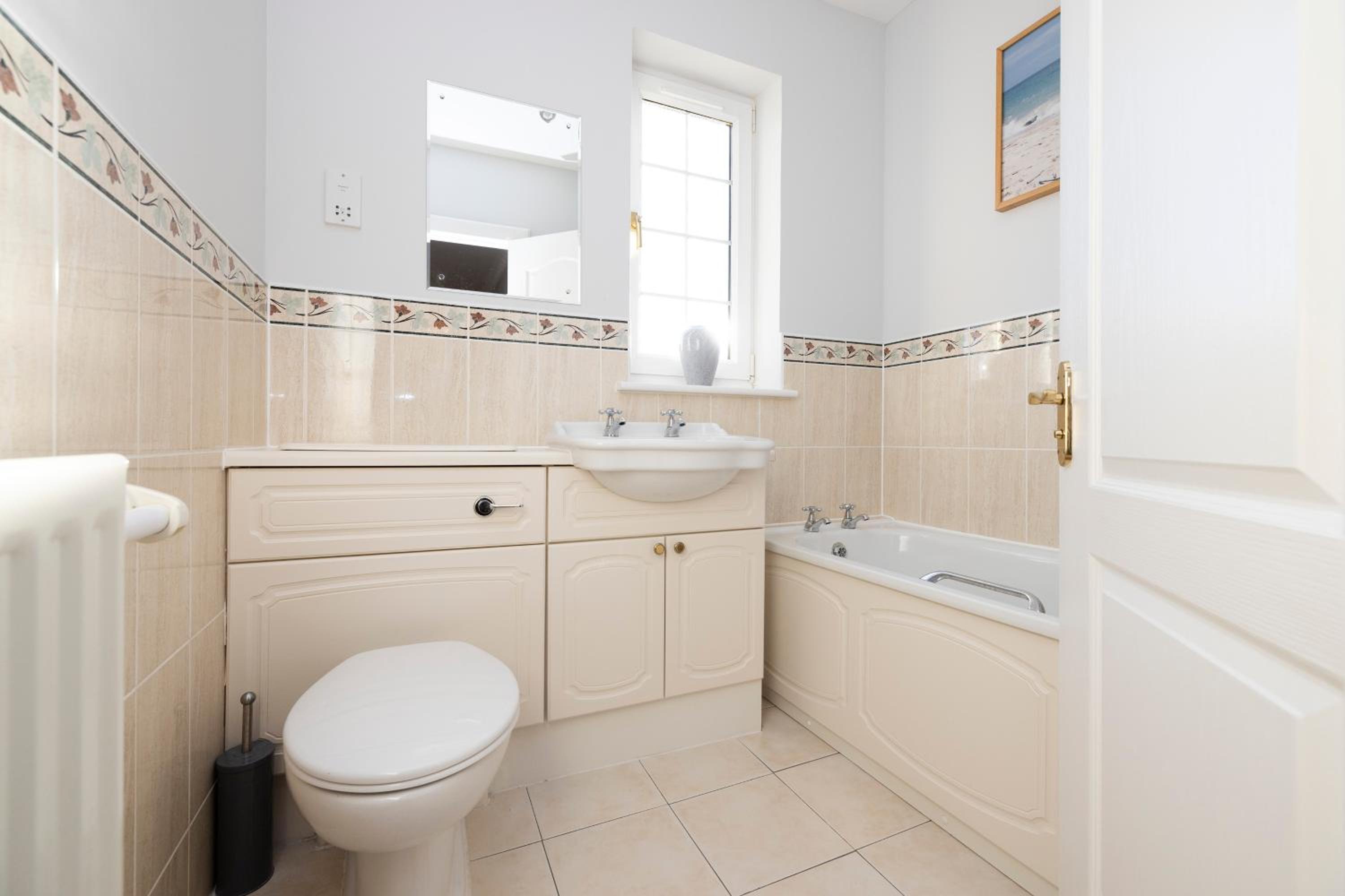 JOIVY Modern Flat with Free Parking view 5