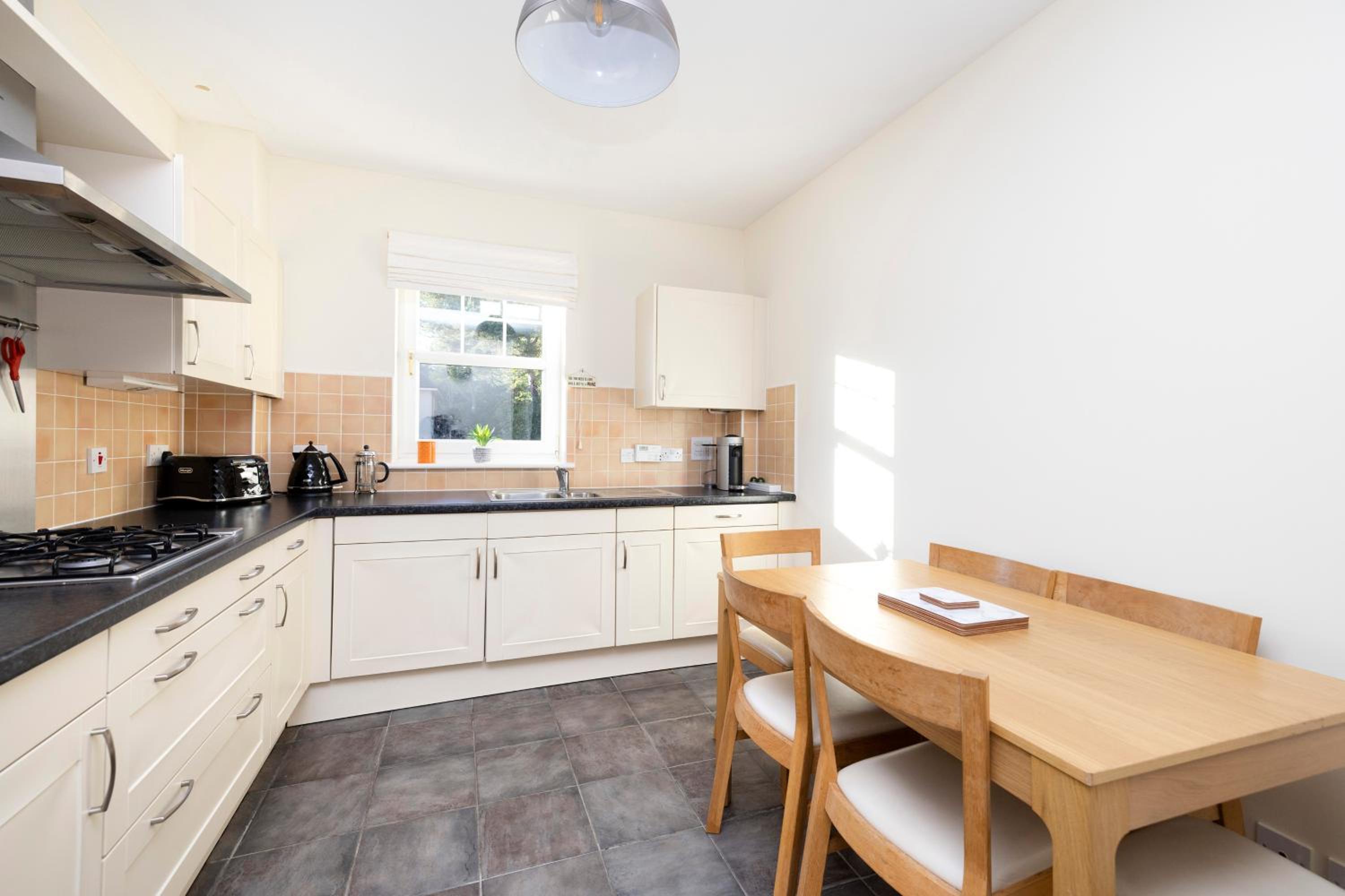 JOIVY Modern Flat with Free Parking view 2