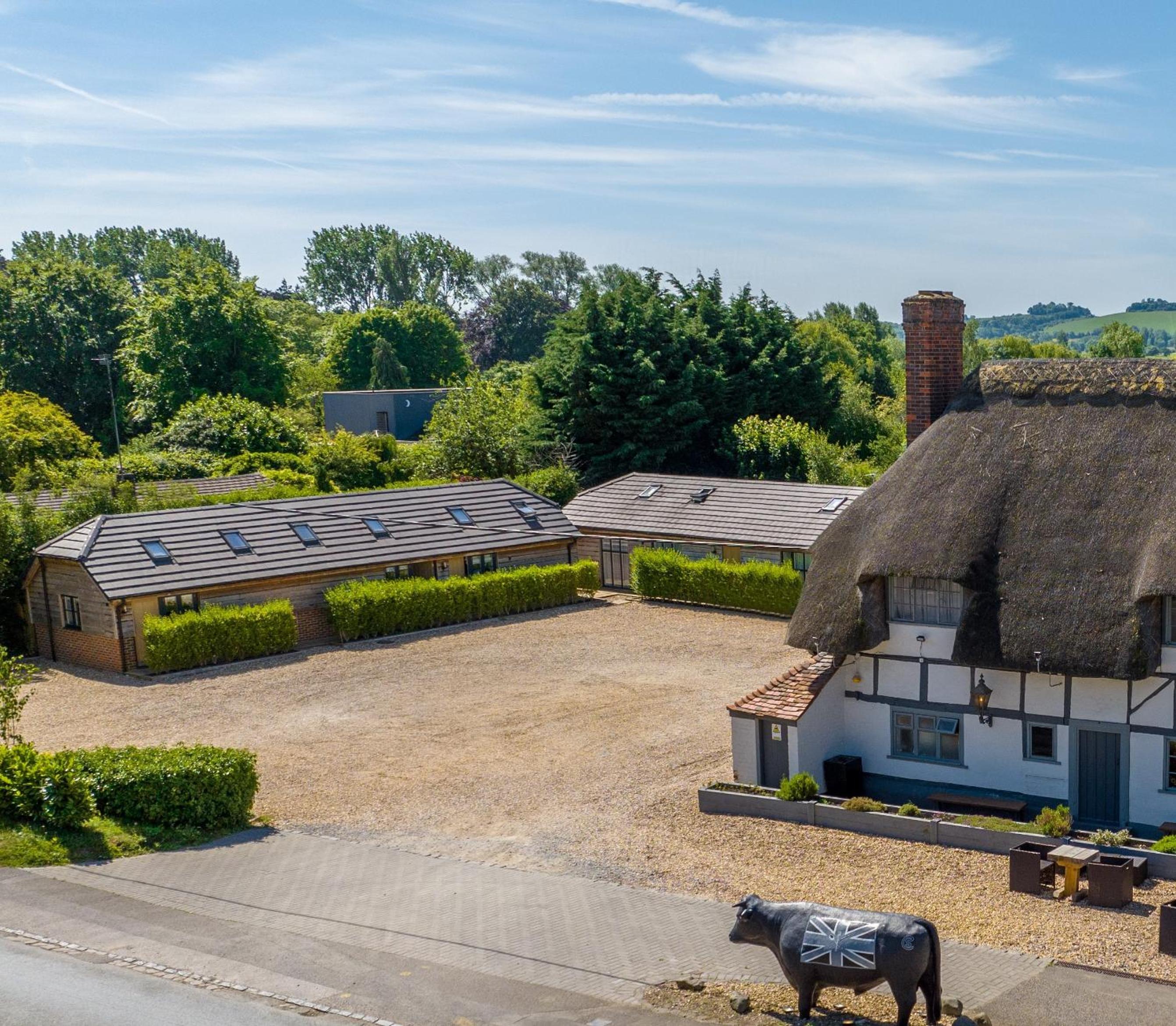 Hotel The Chequers at Burcot - Image 1