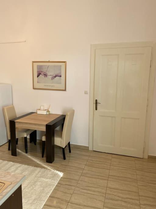 Neuhausz Residenz Ultra-Central Apartment