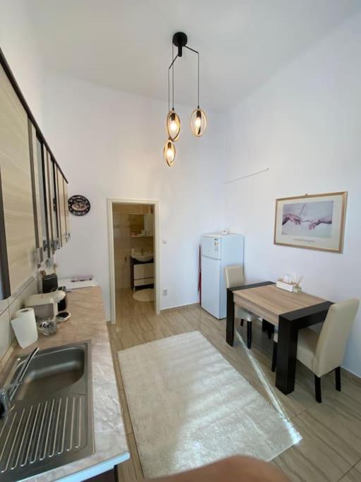 Neuhausz Residenz Ultra-Central Apartment