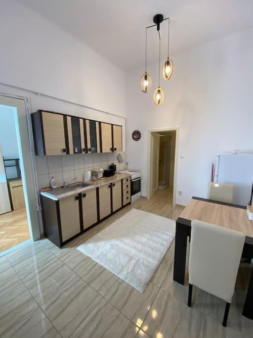 Neuhausz Residenz Ultra-Central Apartment