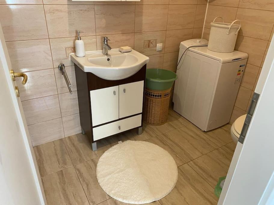 Neuhausz Residenz Ultra-Central Apartment