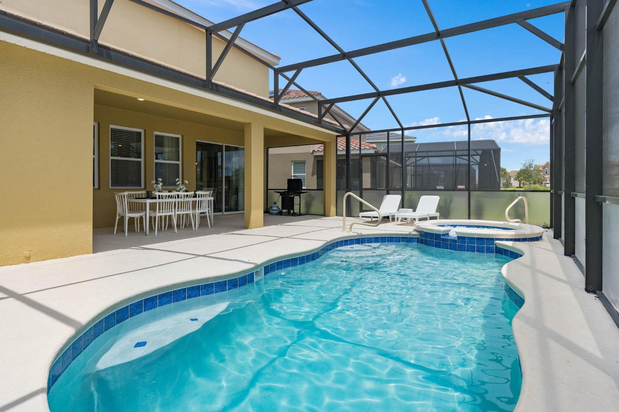 Solterra Villa 6 bedrooms and Unique Pool, Close Dis
