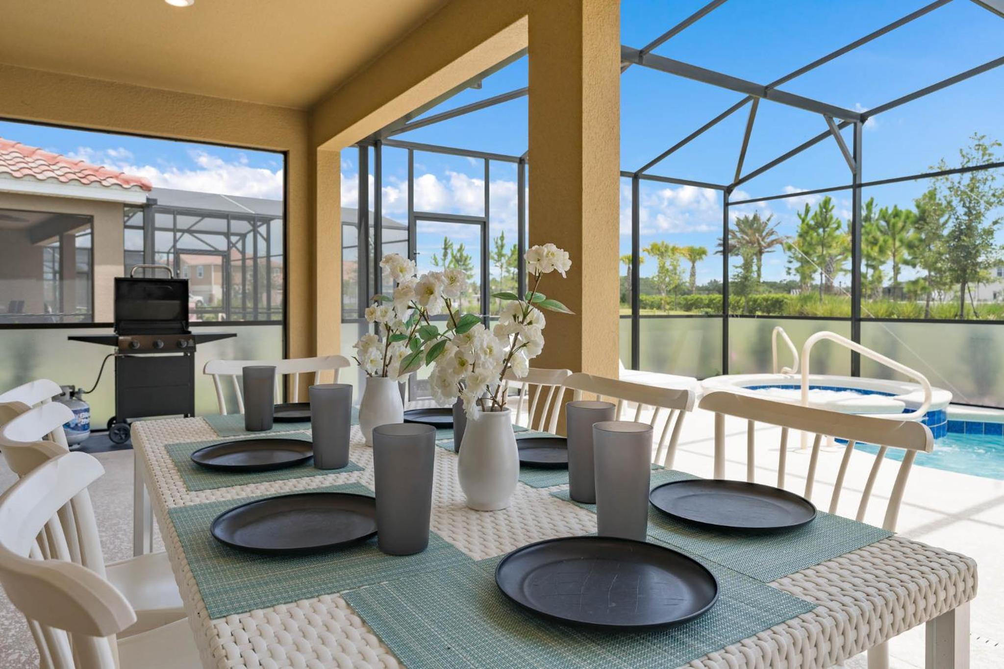 Solterra Villa 6 bedrooms and Unique Pool, Close Dis