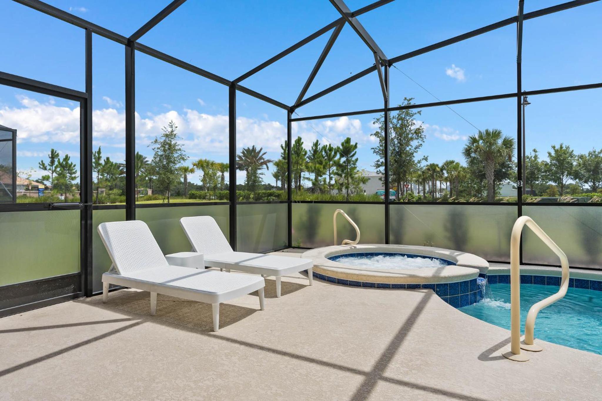 Solterra Villa 6 bedrooms and Unique Pool, Close Dis