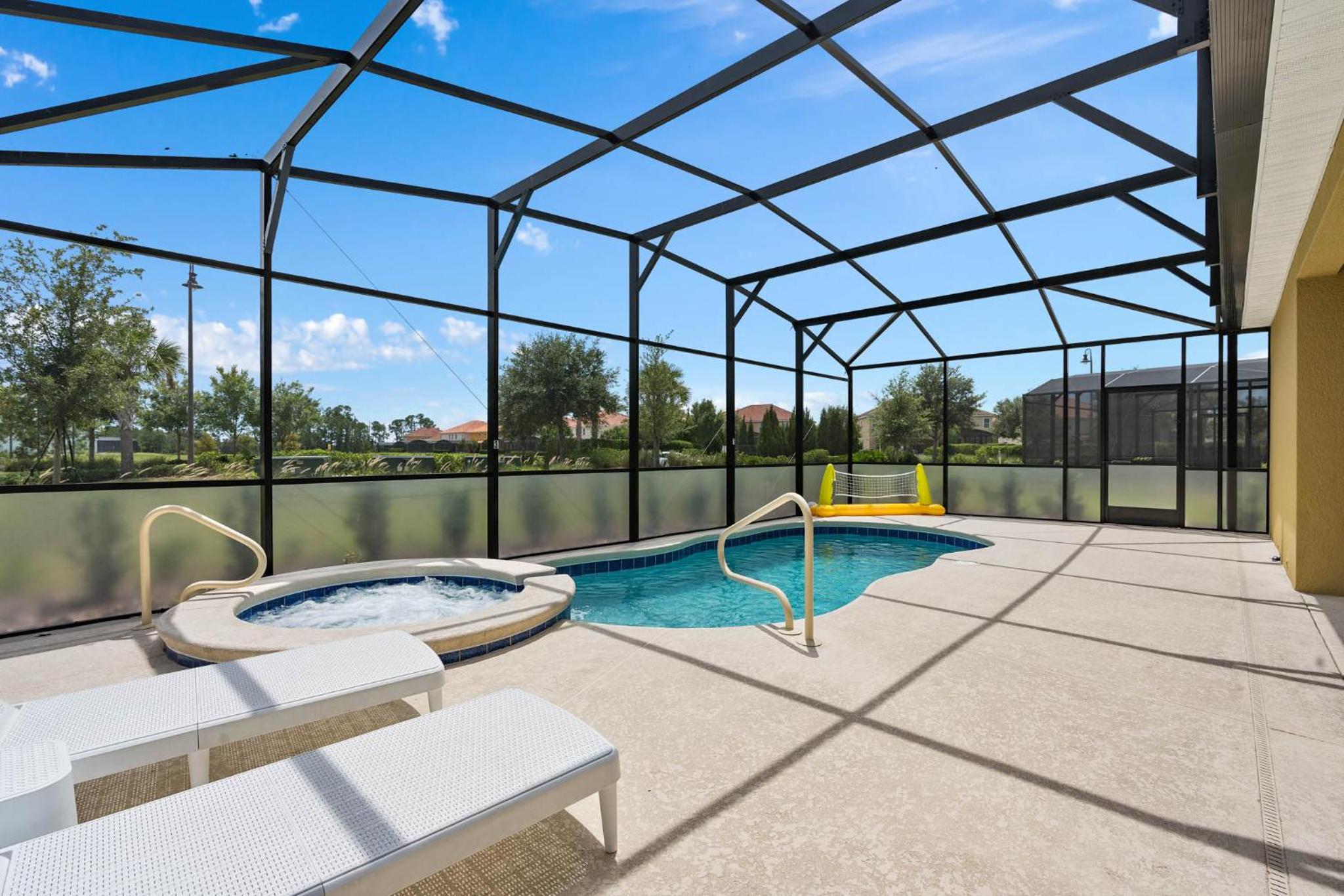 Solterra Villa 6 bedrooms and Unique Pool, Close Dis