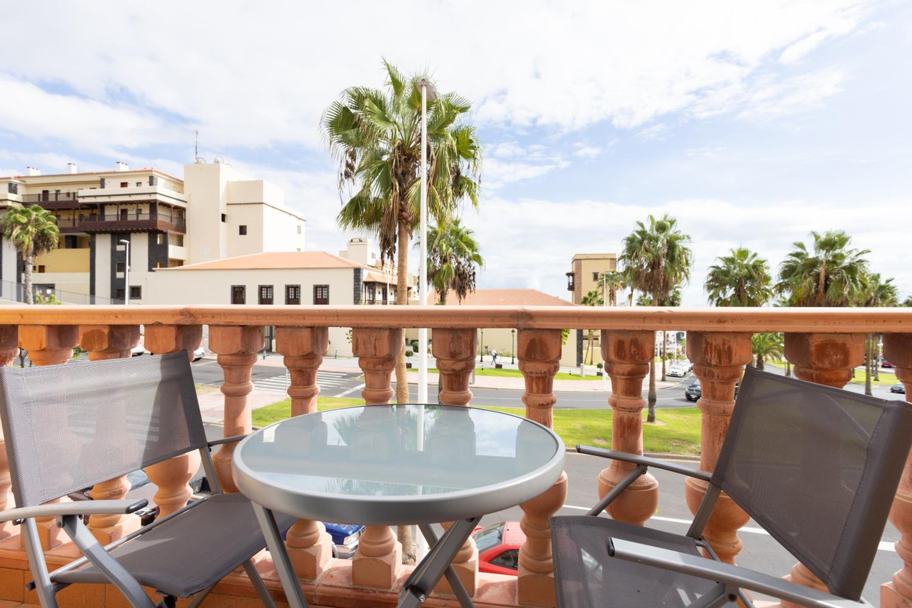 LUXURY VILLA WITH PRIVATE POOL & AIRCON, Costa Adeje, Tenerife