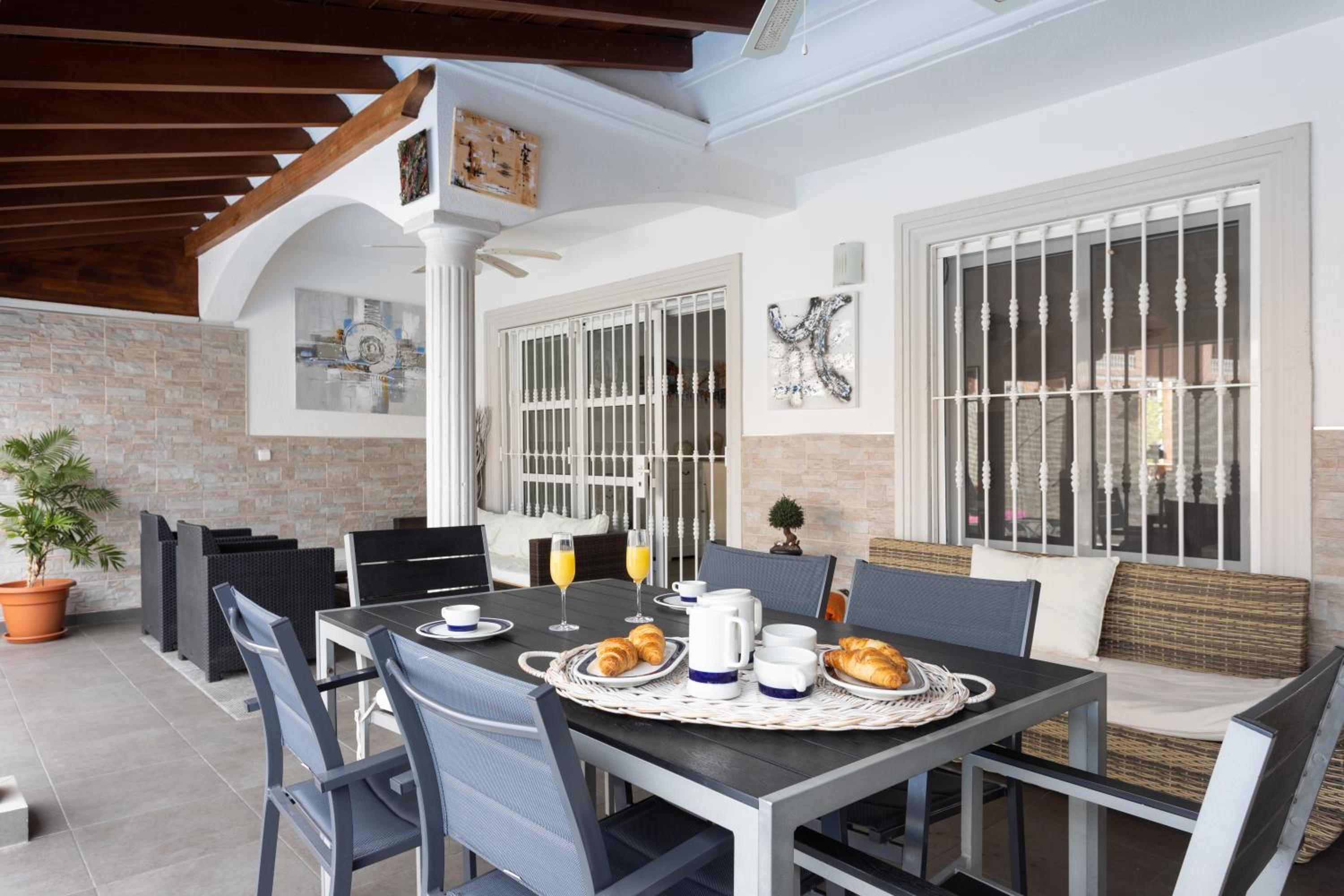 LUXURY VILLA WITH PRIVATE POOL & AIRCON, Costa Adeje, Tenerife