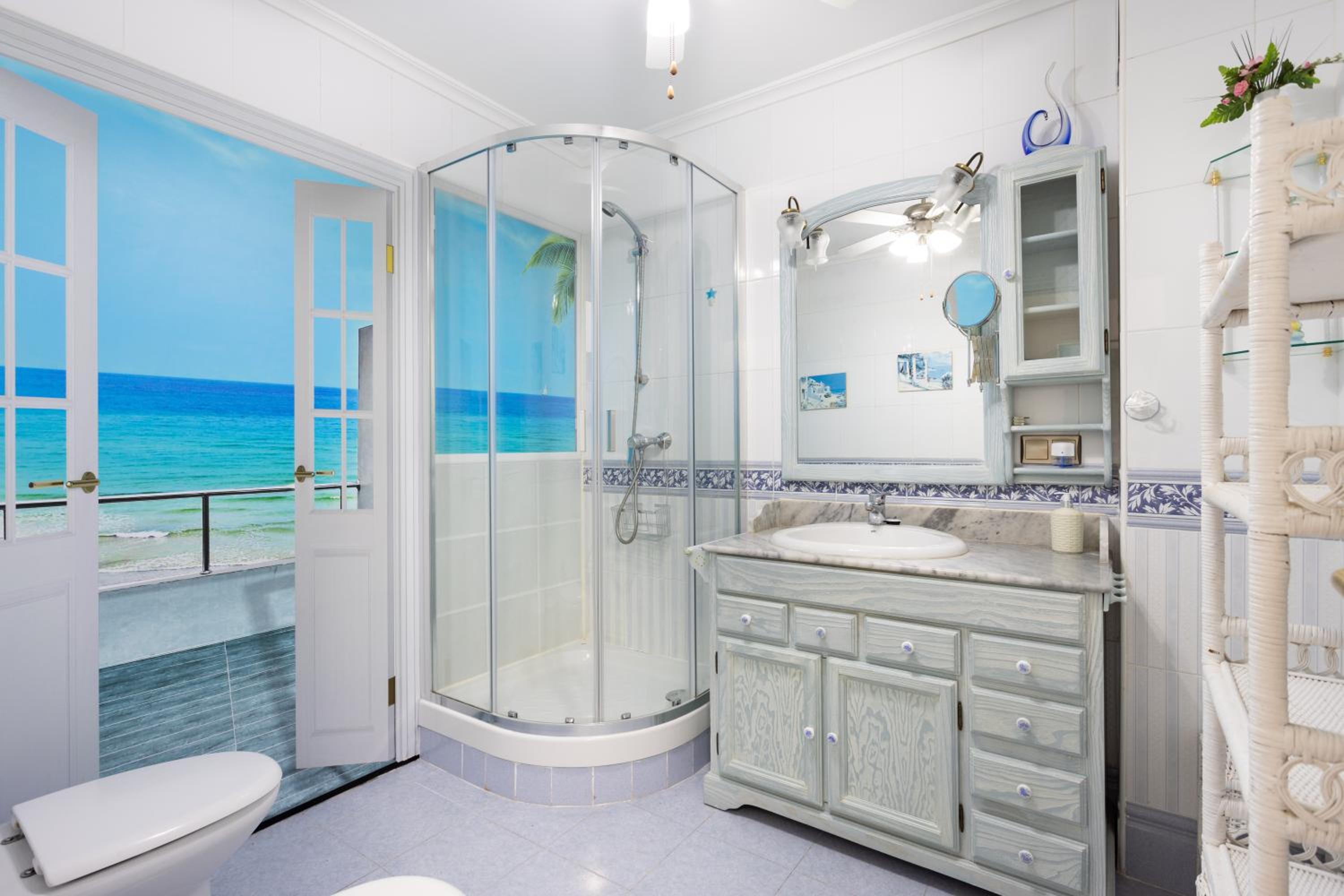 LUXURY VILLA WITH PRIVATE POOL & AIRCON, Costa Adeje, Tenerife