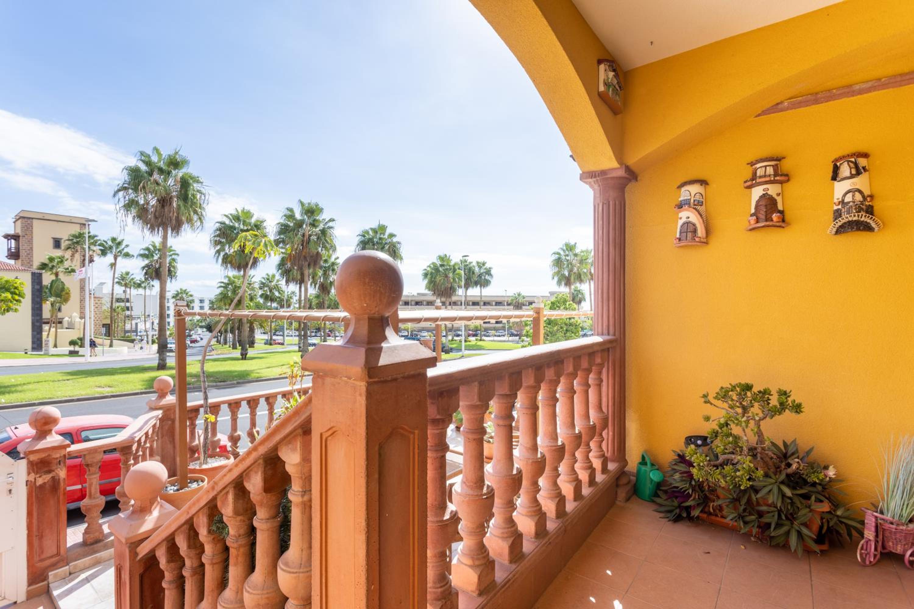 LUXURY VILLA WITH PRIVATE POOL & AIRCON, Costa Adeje, Tenerife