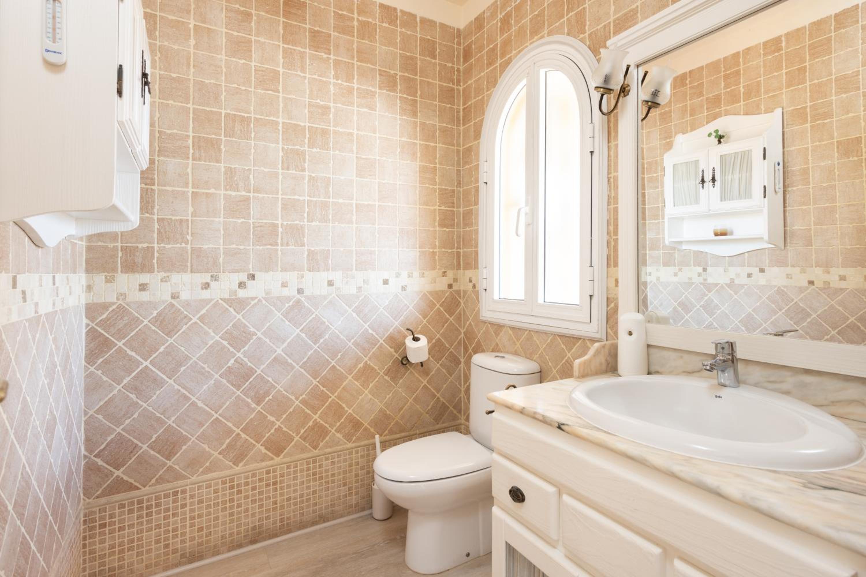 LUXURY VILLA WITH PRIVATE POOL & AIRCON, Costa Adeje, Tenerife