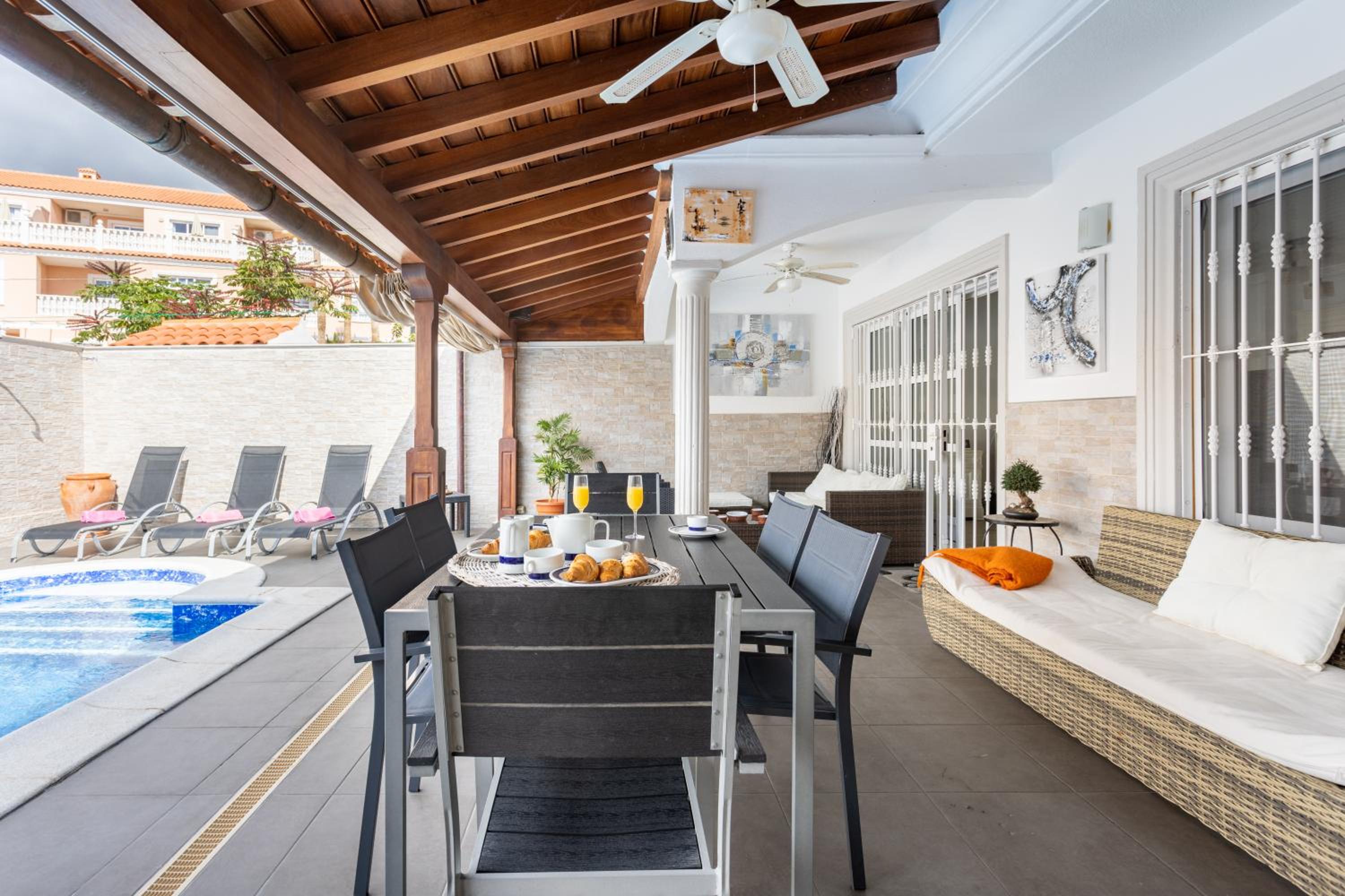 LUXURY VILLA WITH PRIVATE POOL & AIRCON, Costa Adeje, Tenerife
