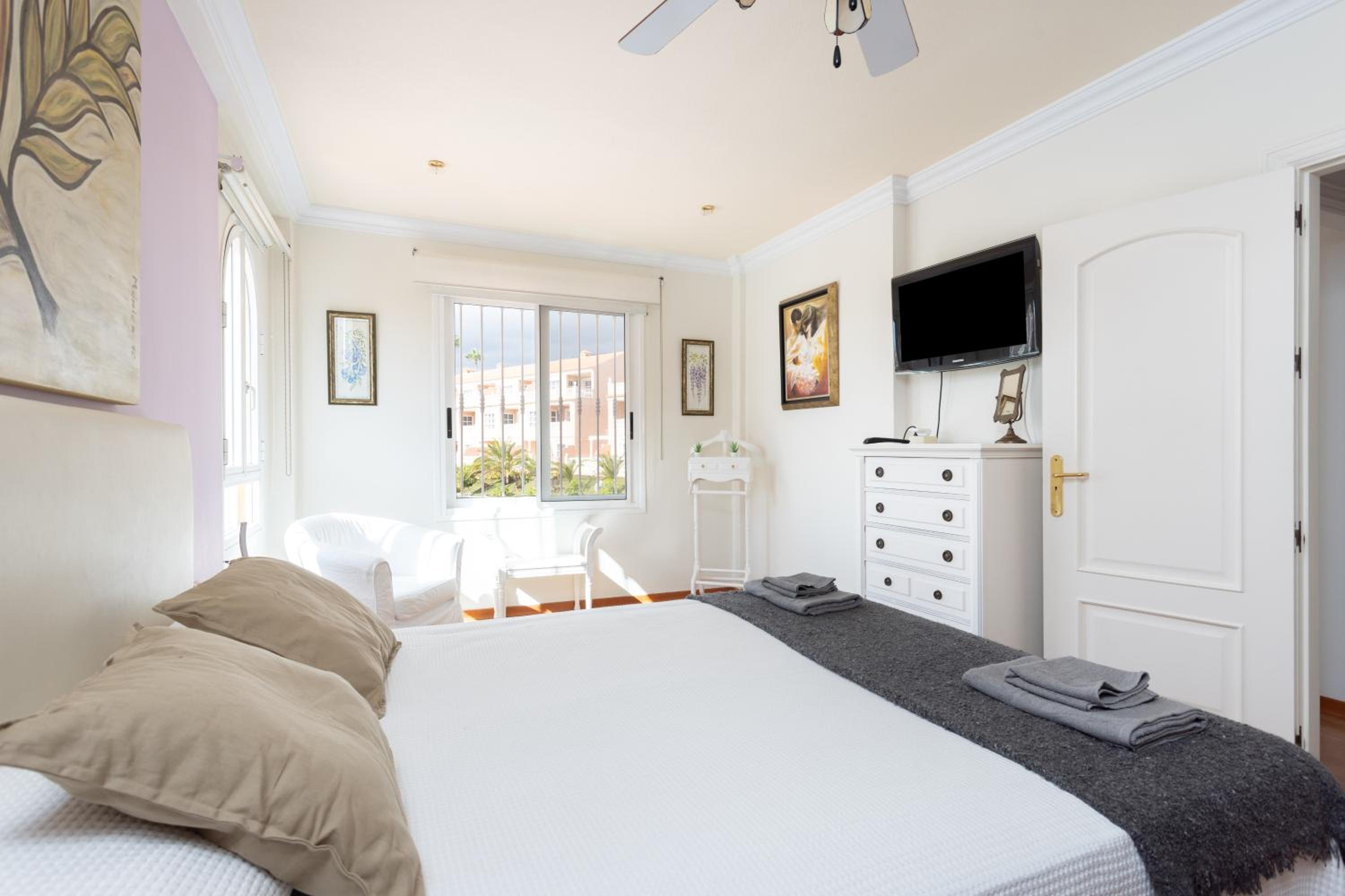 LUXURY VILLA WITH PRIVATE POOL & AIRCON, Costa Adeje, Tenerife