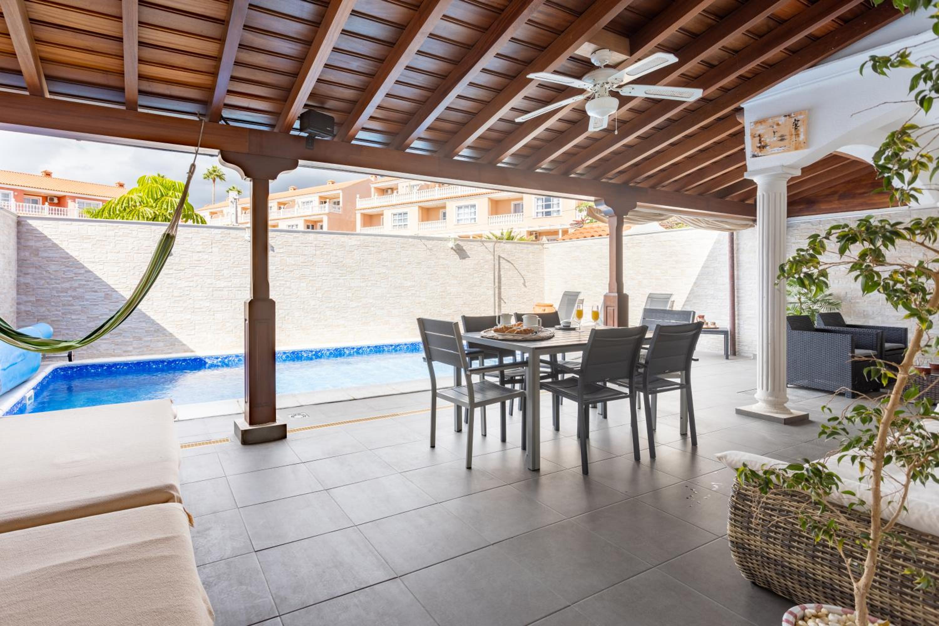 LUXURY VILLA WITH PRIVATE POOL & AIRCON, Costa Adeje, Tenerife
