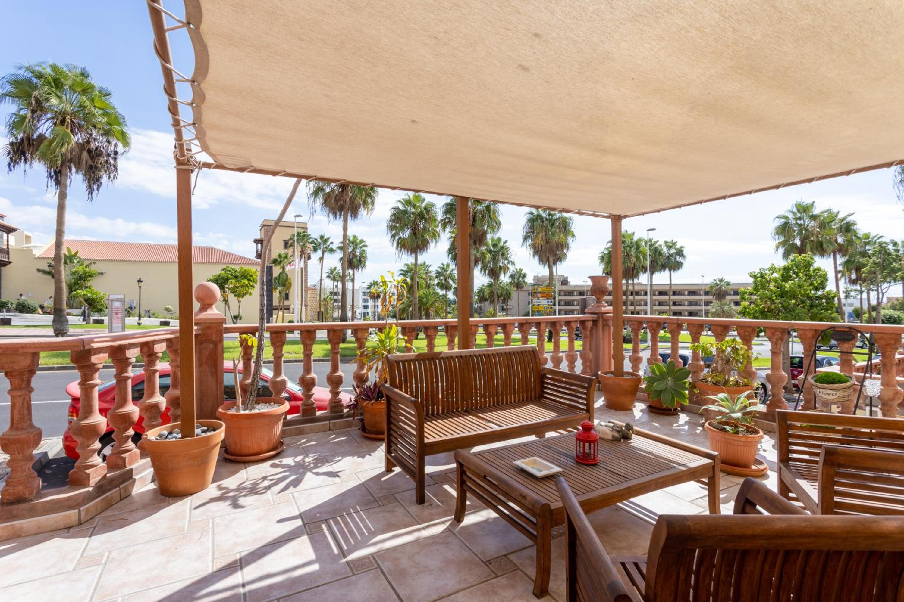 LUXURY VILLA WITH PRIVATE POOL & AIRCON, Costa Adeje, Tenerife