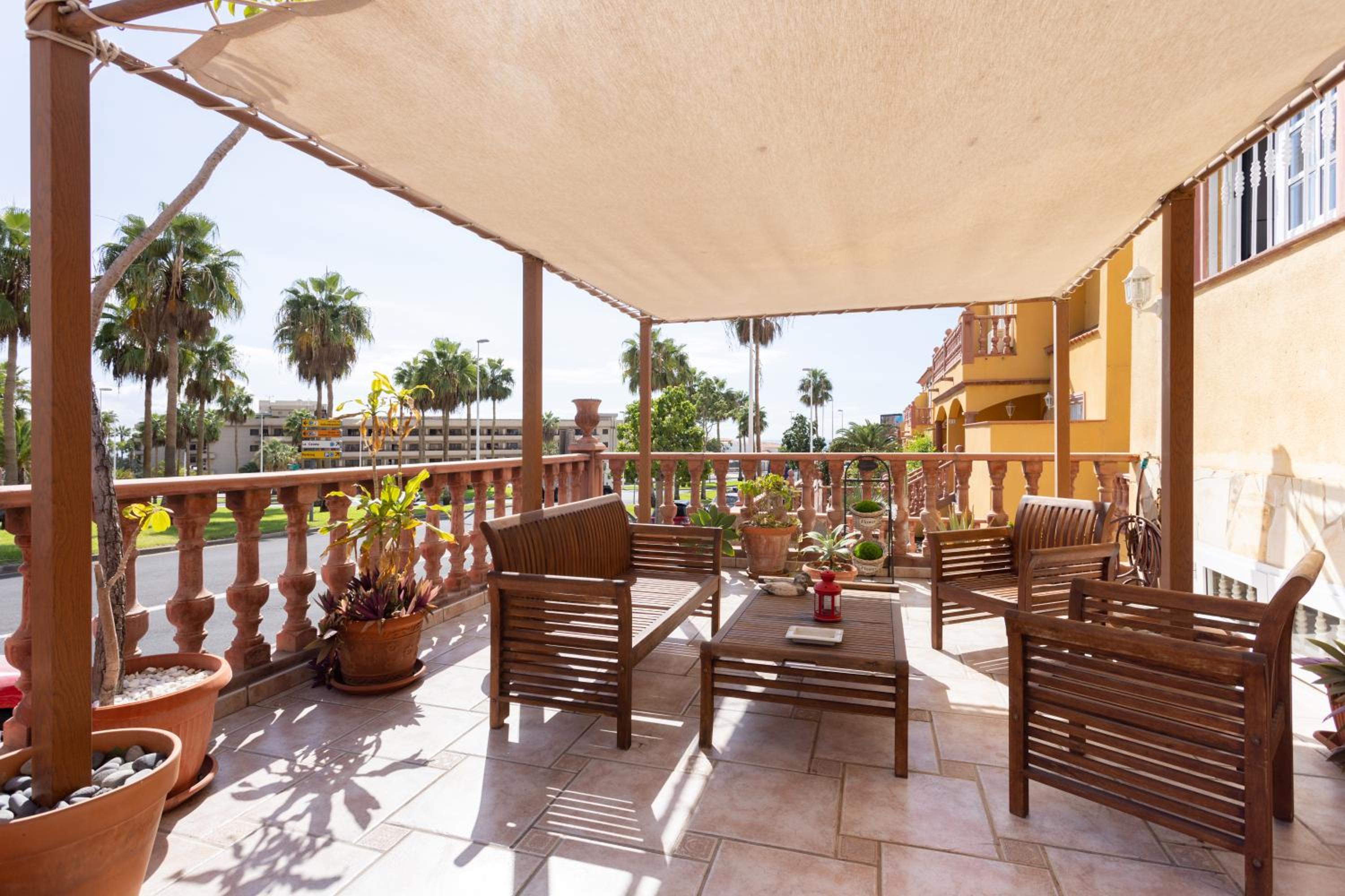 LUXURY VILLA WITH PRIVATE POOL & AIRCON, Costa Adeje, Tenerife
