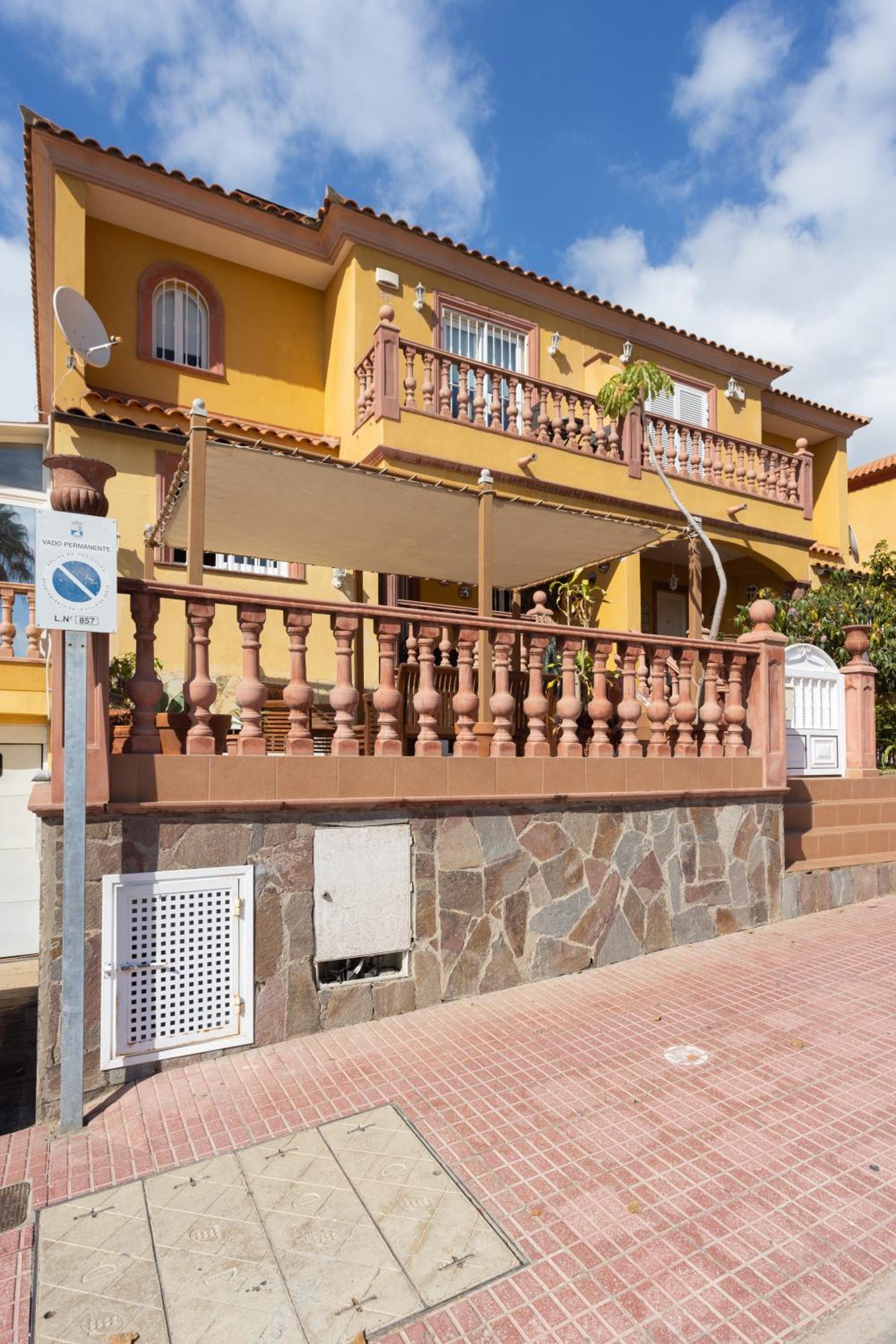 LUXURY VILLA WITH PRIVATE POOL & AIRCON, Costa Adeje, Tenerife