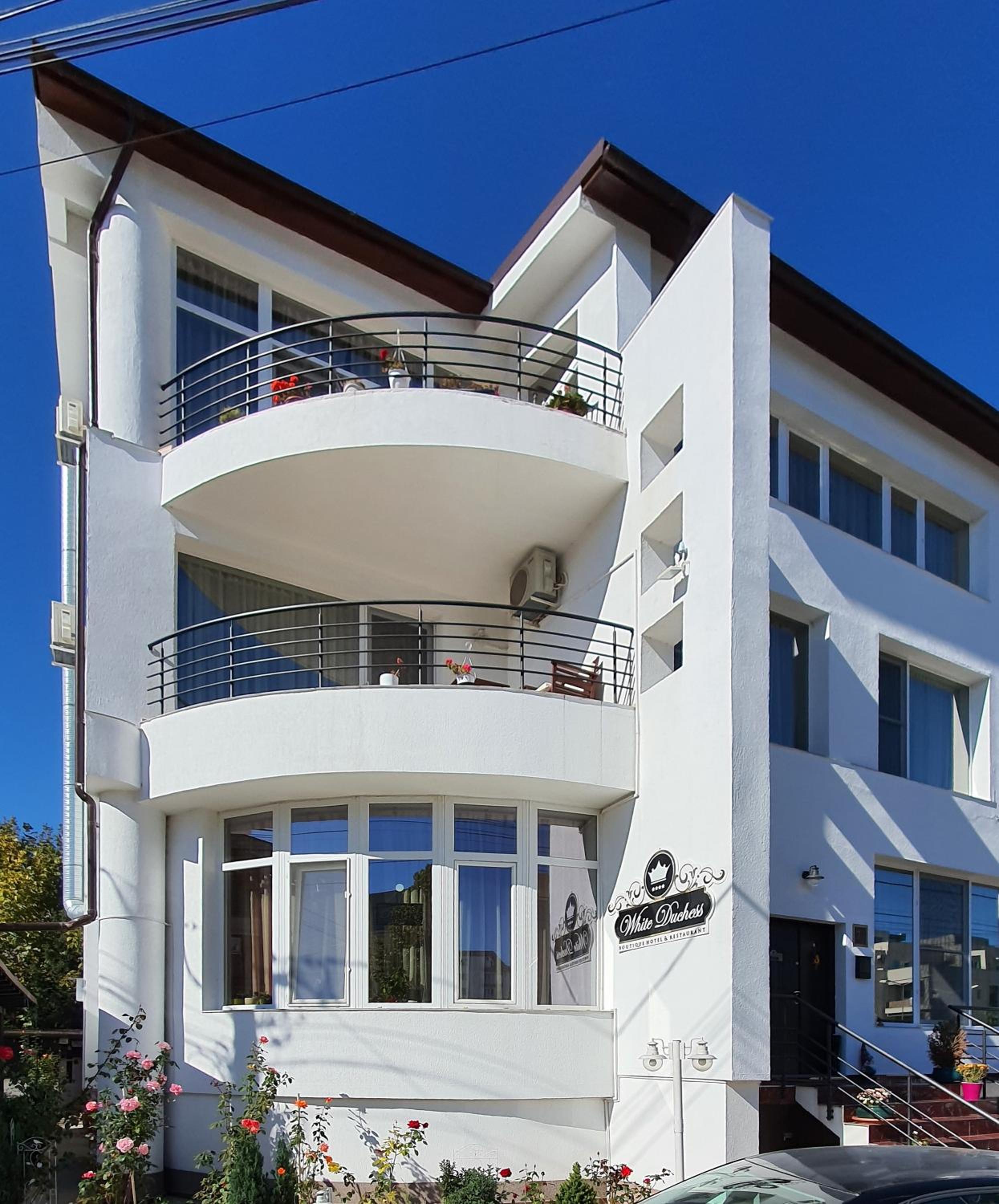 Boutique Vila White Duchess
