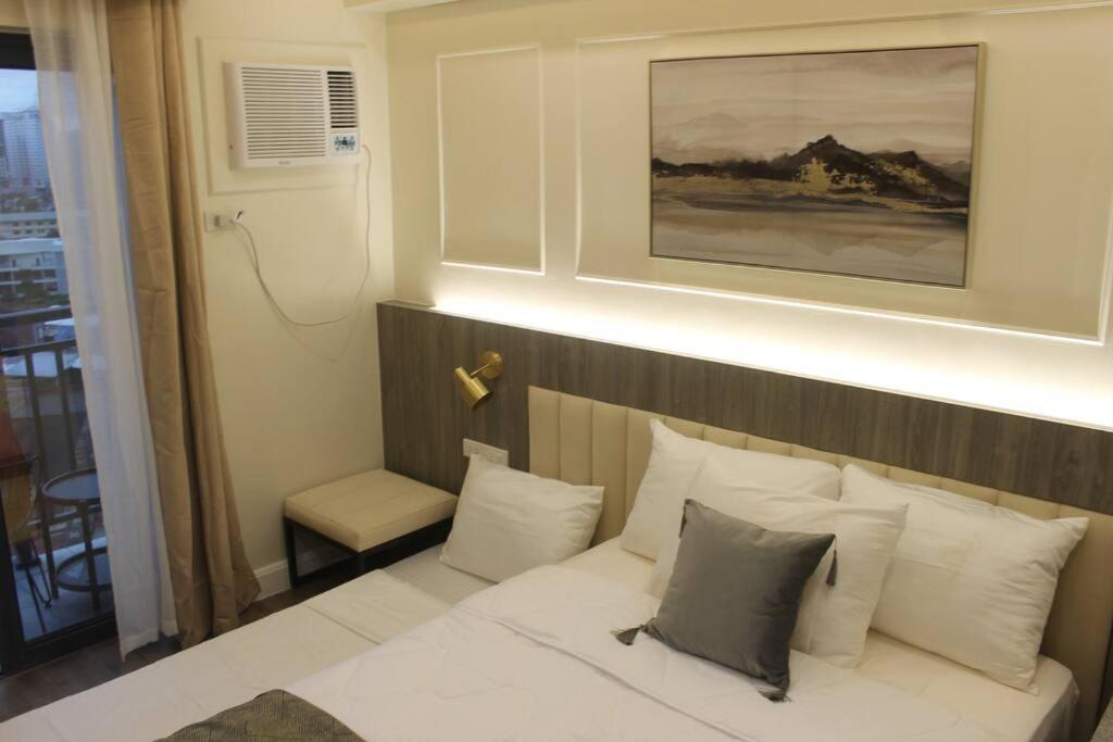 Condo near Ayala Cebu City w Wifi Balcony view 2