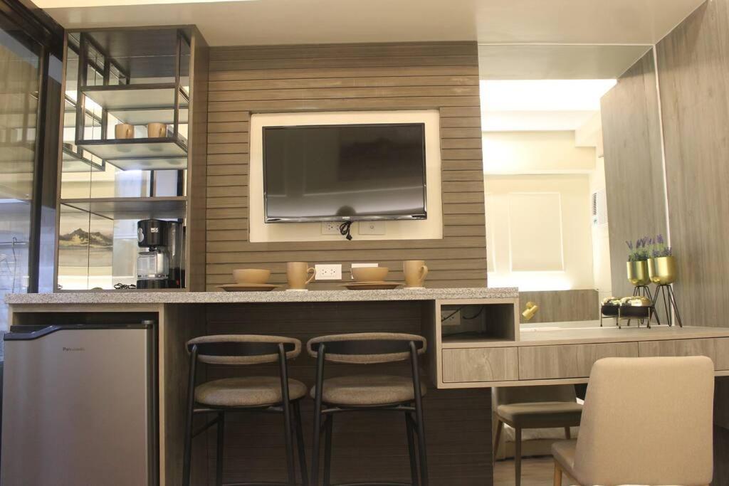 Condo near Ayala Cebu City w Wifi Balcony view 4