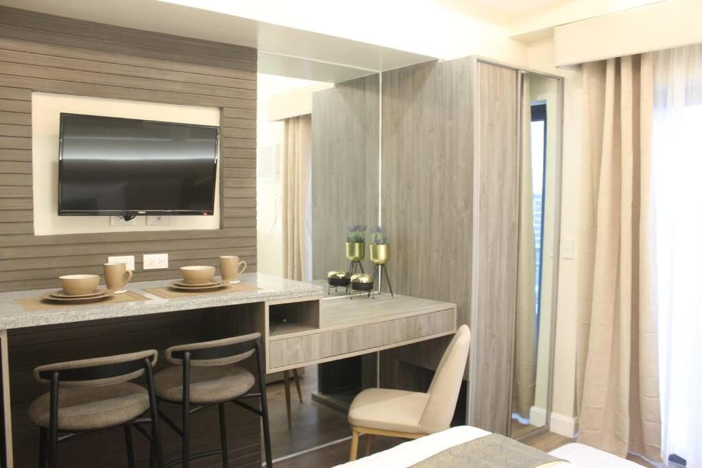 Condo near Ayala Cebu City w Wifi Balcony view 3