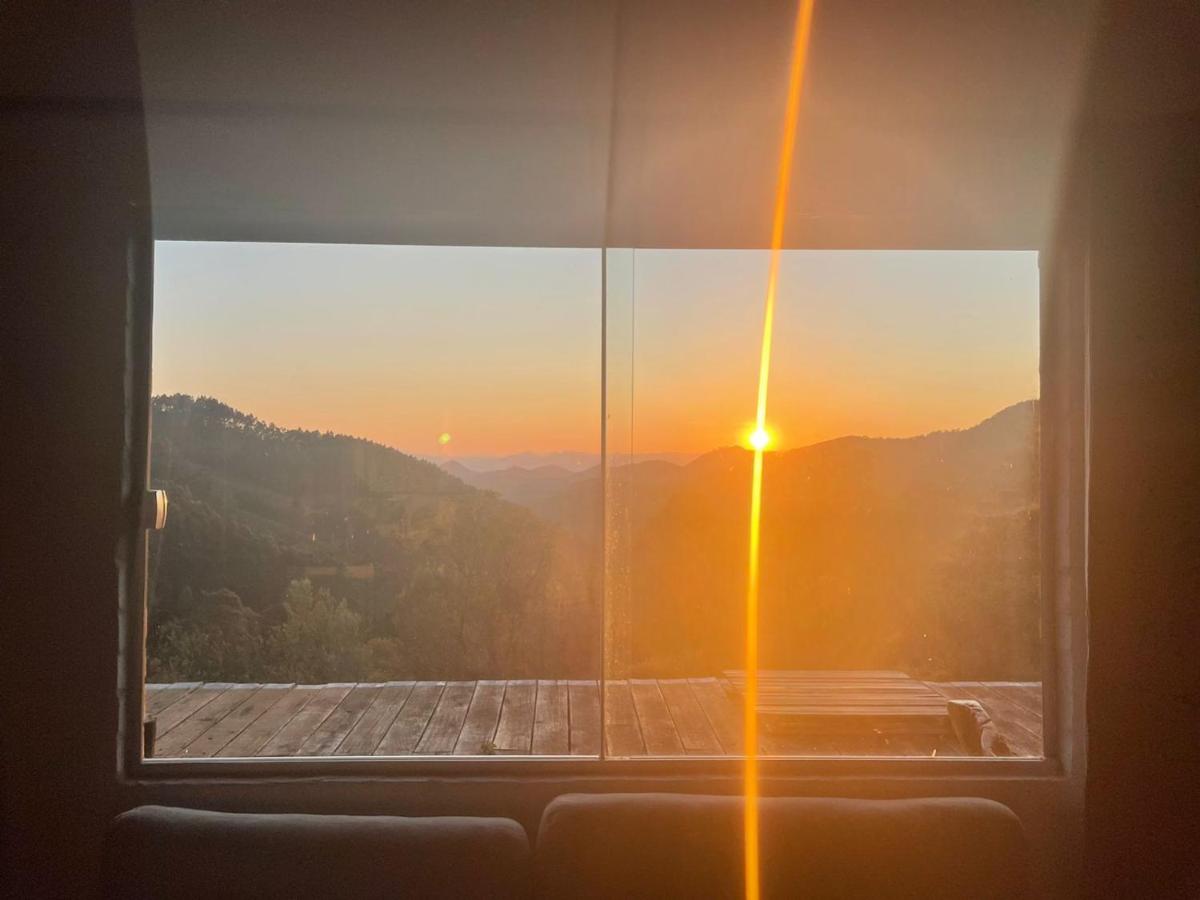 Casa ecológica na montanha com vista para o vale