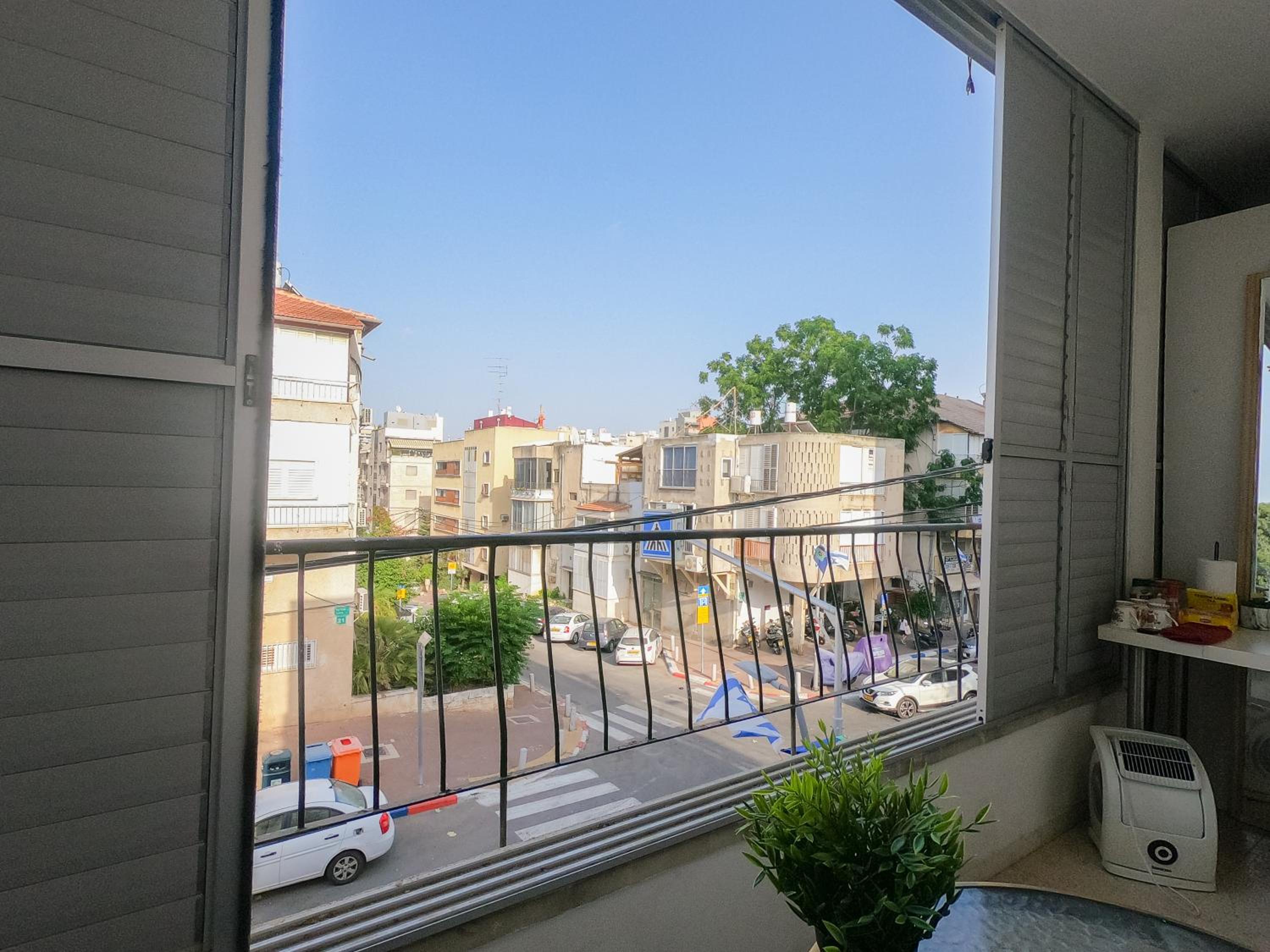 Cosy - Private room with balcony near TLV view 2