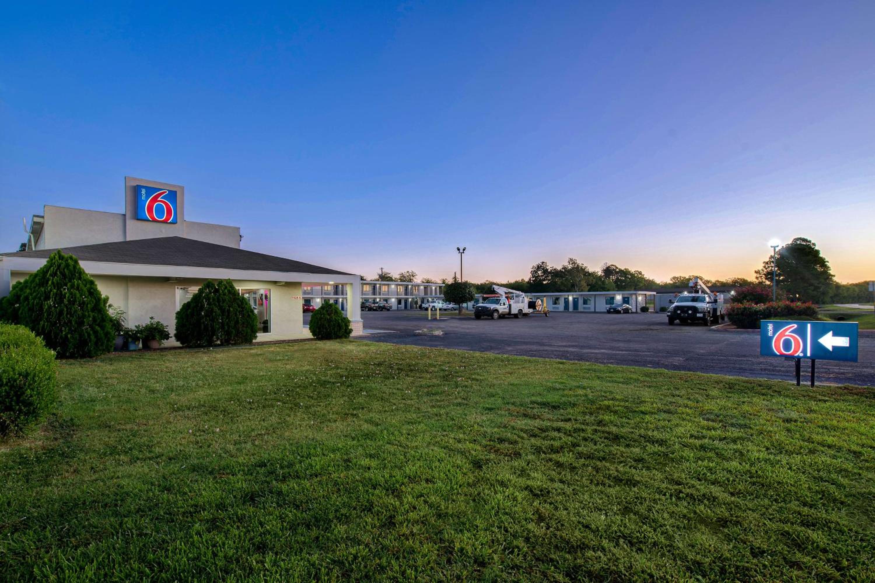 Sulphur Springs Vacations - Motel 6-Sulphur Springs, TX - Property Image 1