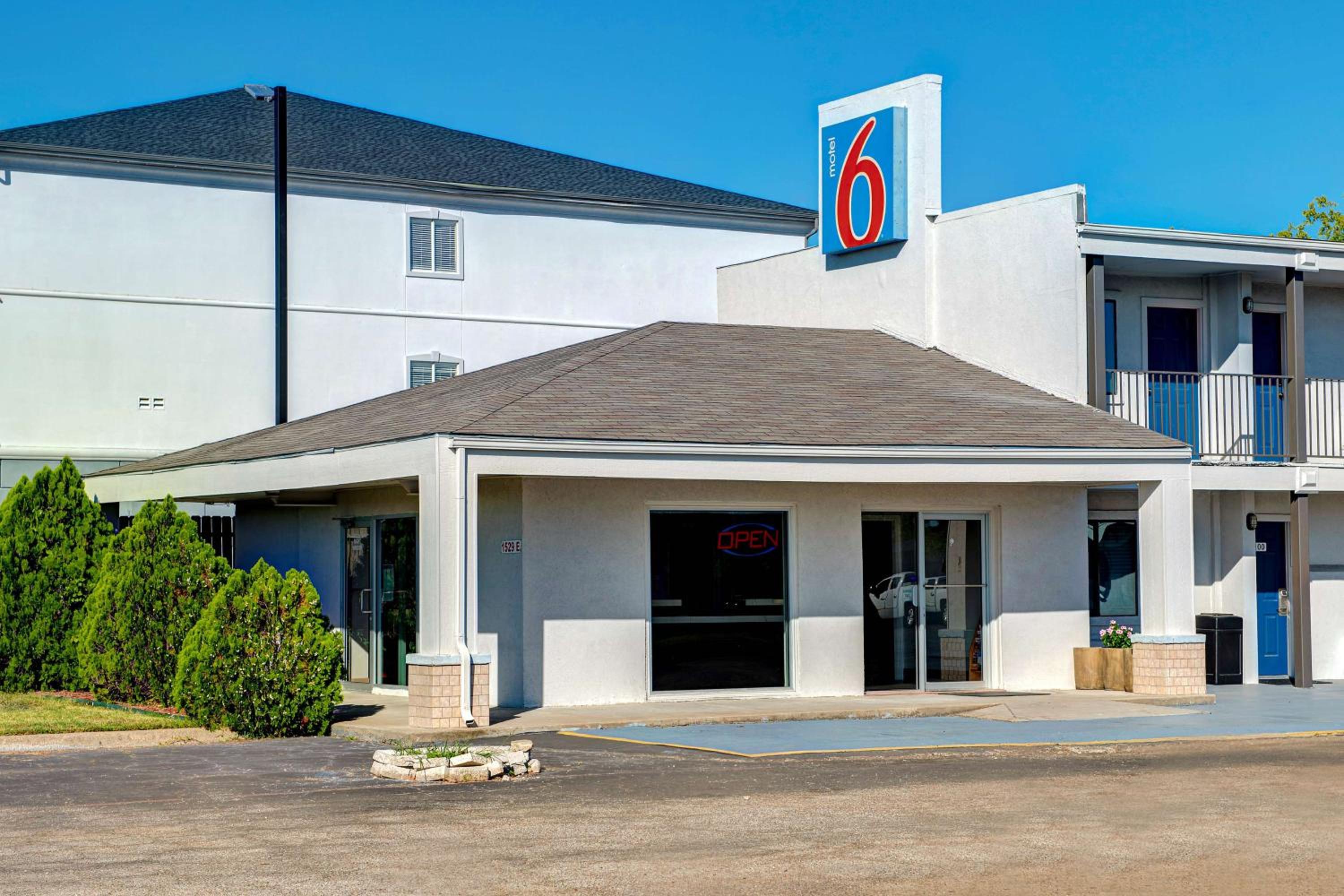 Sulphur Springs Vacations - Motel 6-Sulphur Springs, TX - Property Image 2