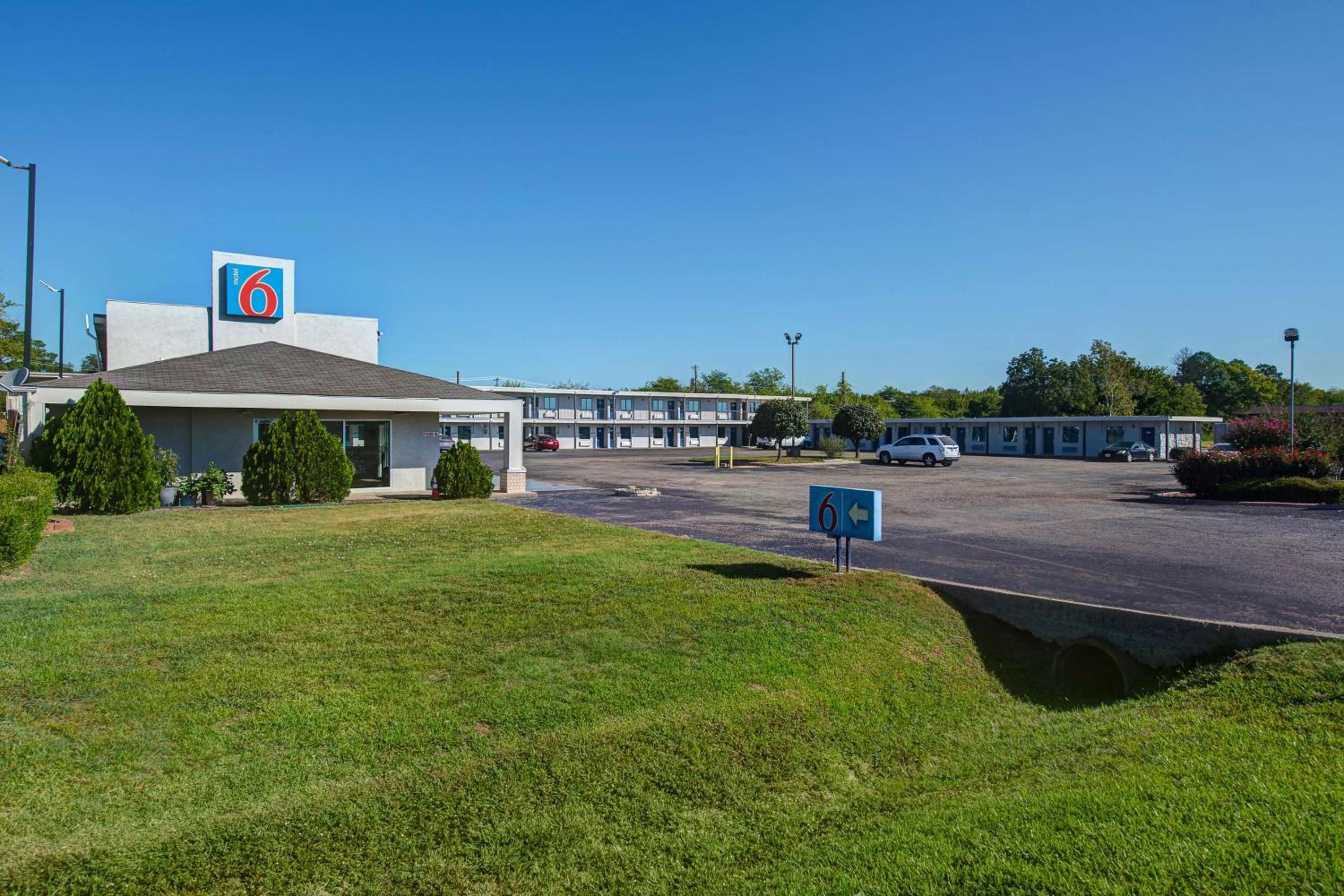 Sulphur Springs Vacations - Motel 6-Sulphur Springs, TX - Property Image 24