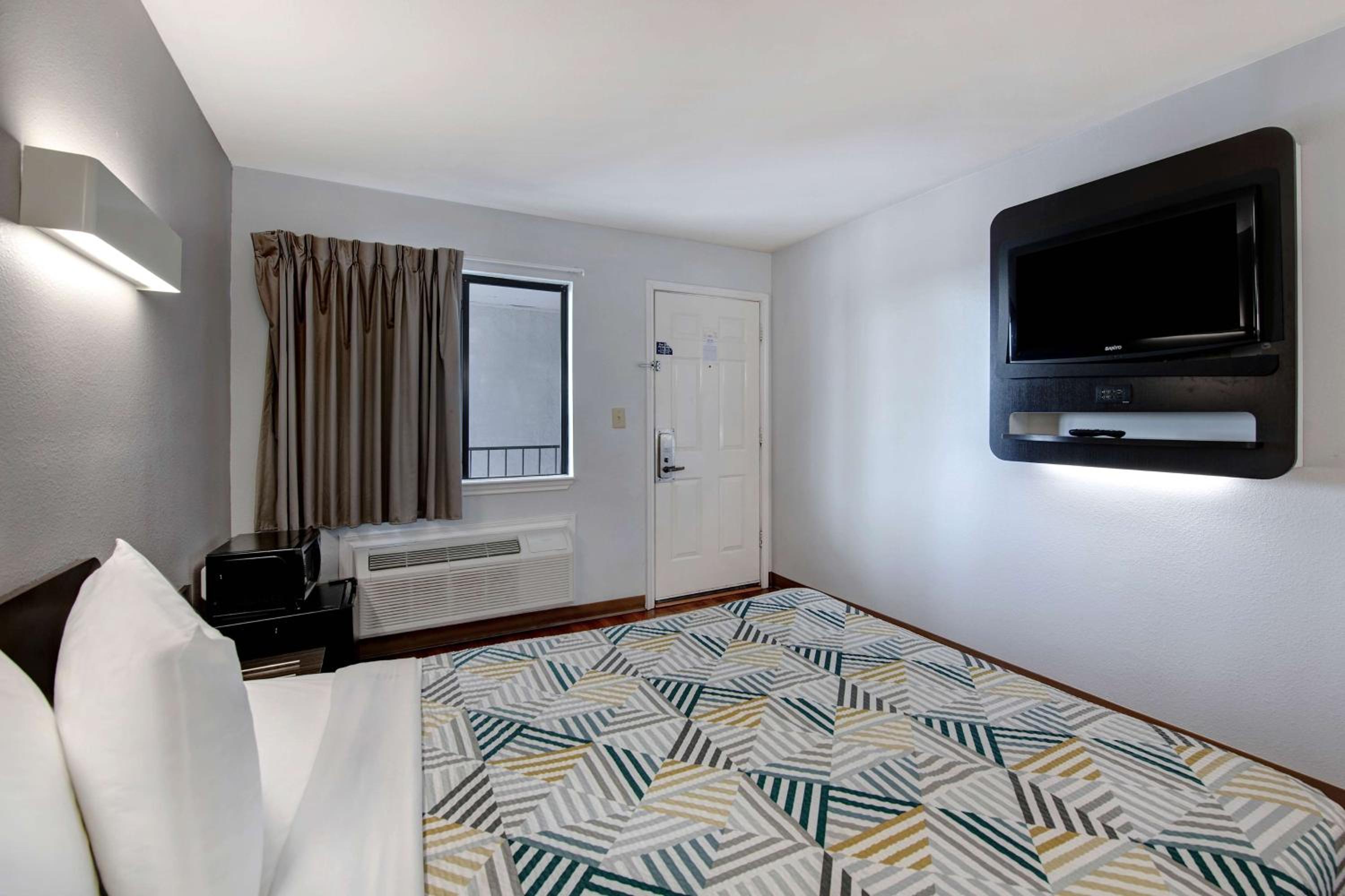 Sulphur Springs Vacations - Motel 6-Sulphur Springs, TX - Property Image 18