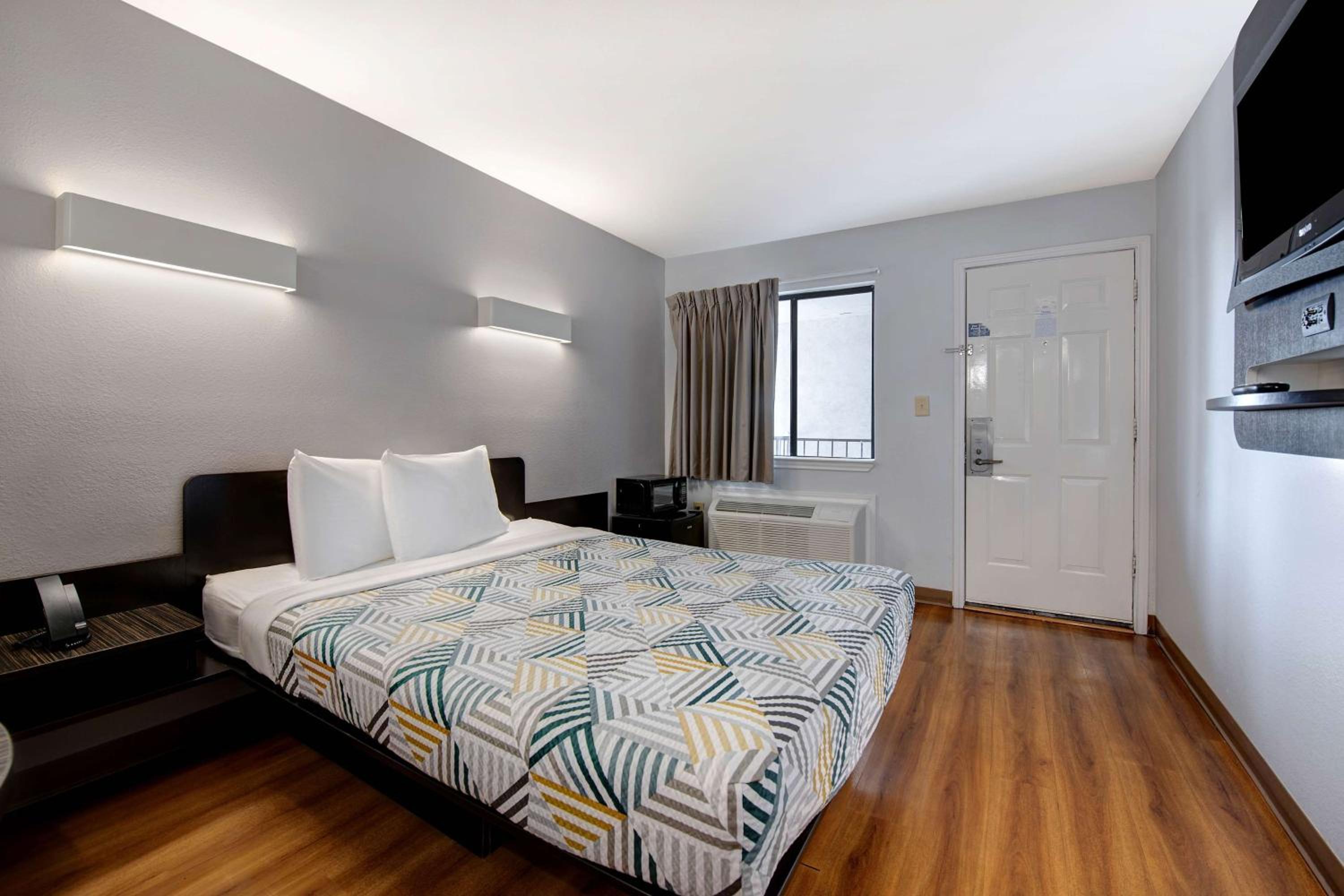 Sulphur Springs Vacations - Motel 6-Sulphur Springs, TX - Property Image 17