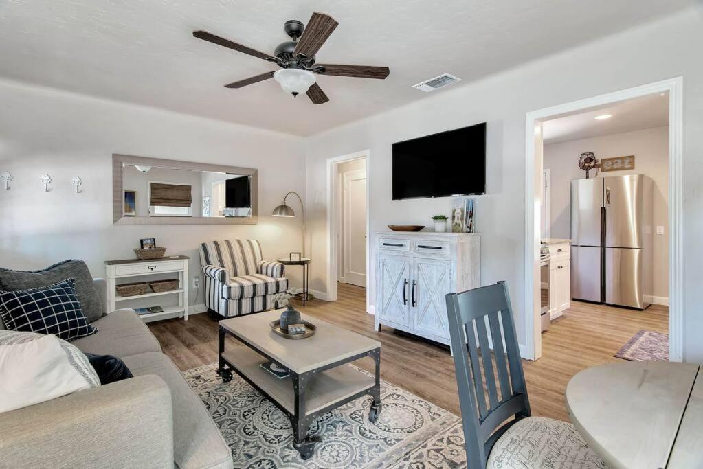 Rosé Getaway Close to Downtown Paso Robles 2 Bed/1 Bath view 2