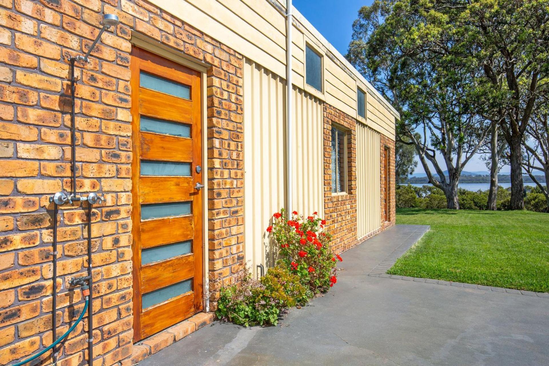 Enchante` - Pet Friendly - Absolute Waterfront - Fireplace