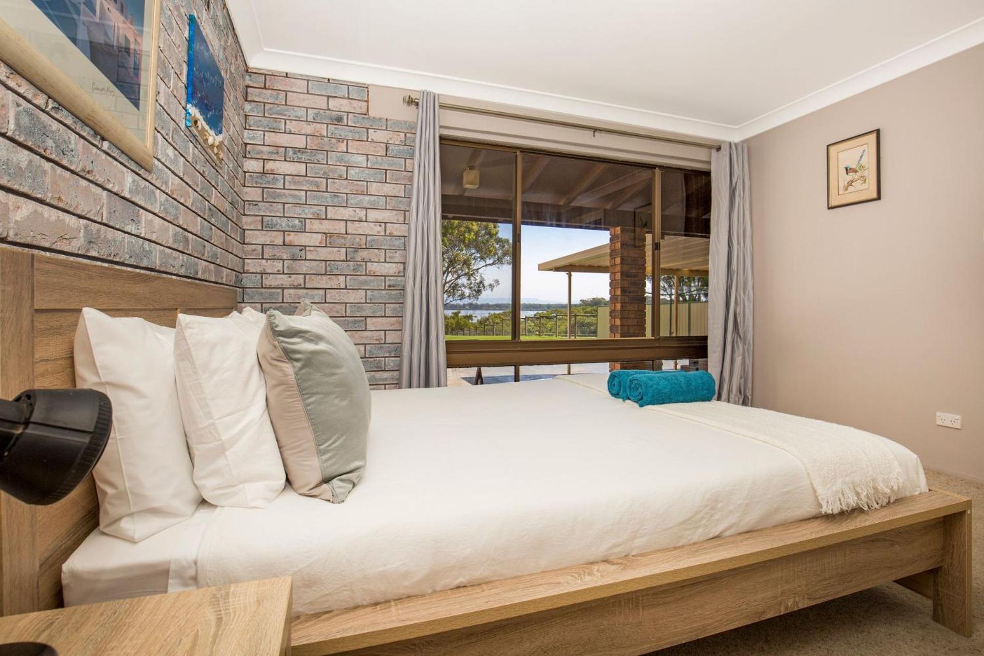 Enchante` - Pet Friendly - Absolute Waterfront - Fireplace