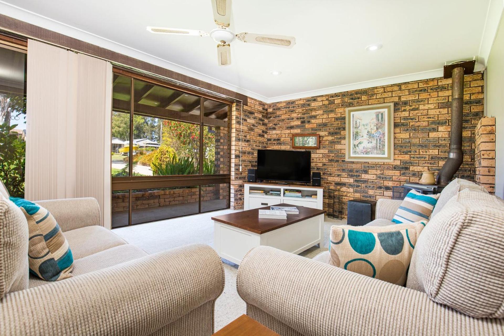Enchante` - Pet Friendly - Absolute Waterfront - Fireplace