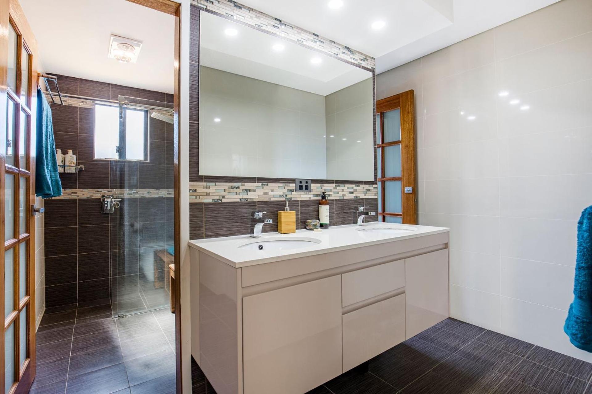 Enchante` - Pet Friendly - Absolute Waterfront - Fireplace