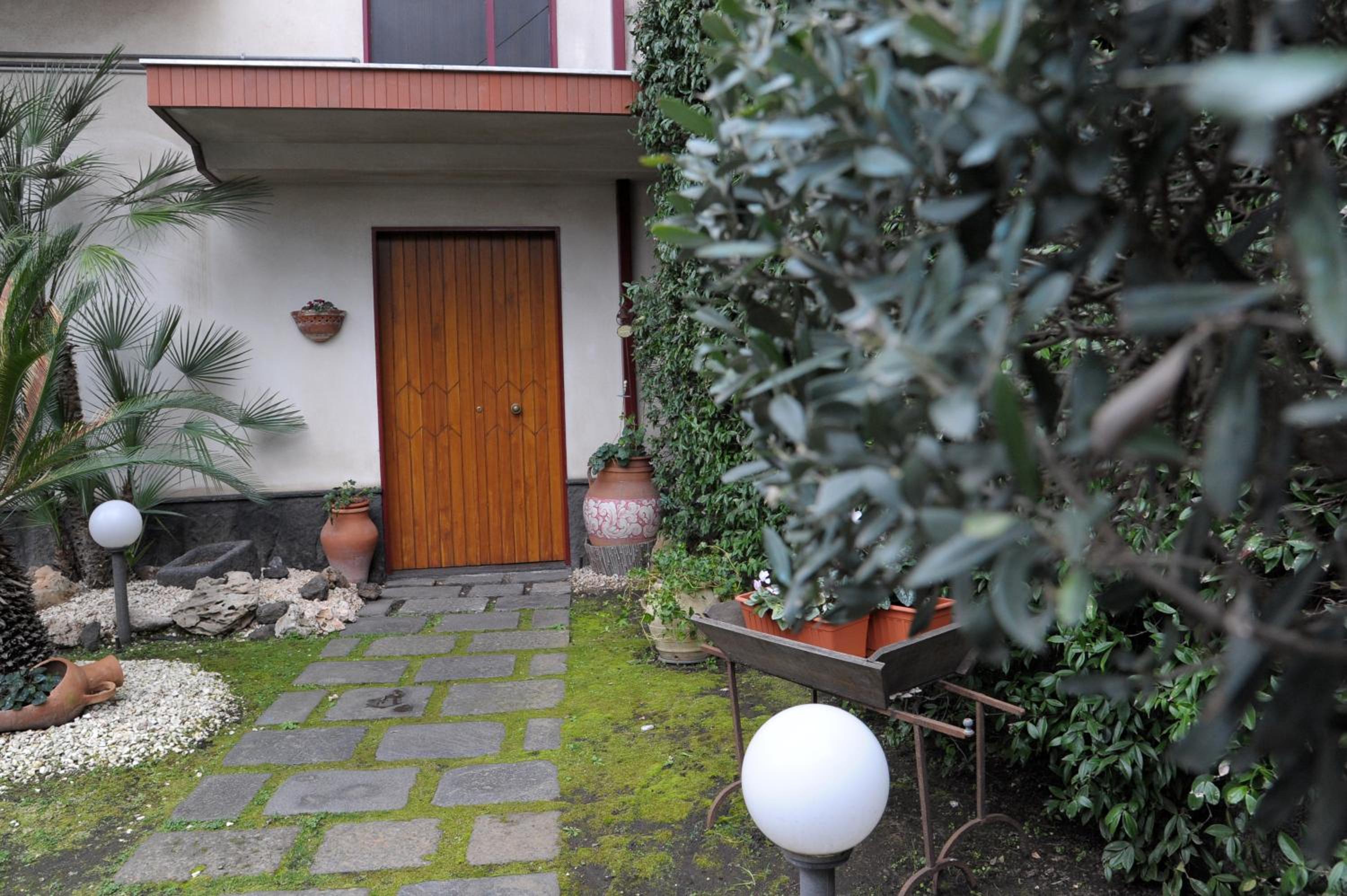 Etnasentieri Wine house on Etna mount