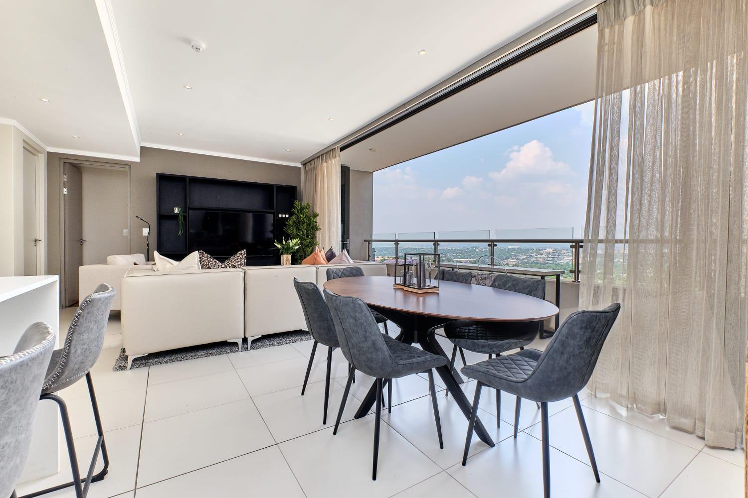 La Vista Dream Apartments Luxury & Modern with City View and Inverter back up!