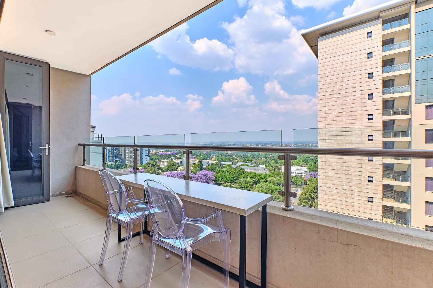 La Vista Dream Apartments Luxury & Modern with City View and Inverter back up!