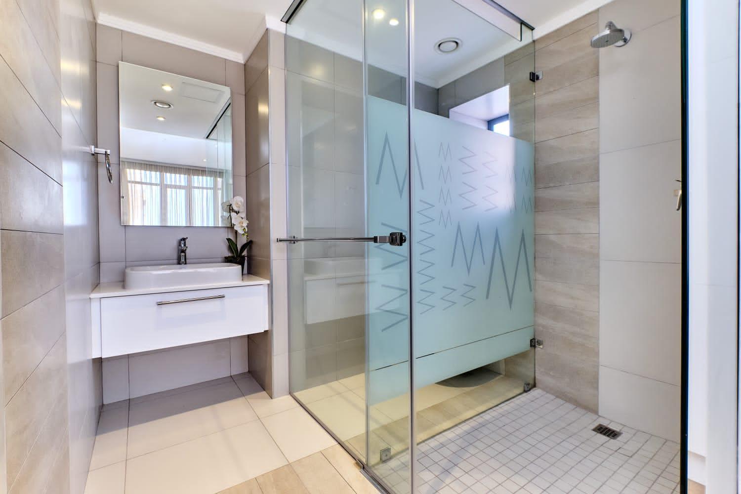 La Vista Dream Apartments Luxury & Modern with City View and Inverter back up!